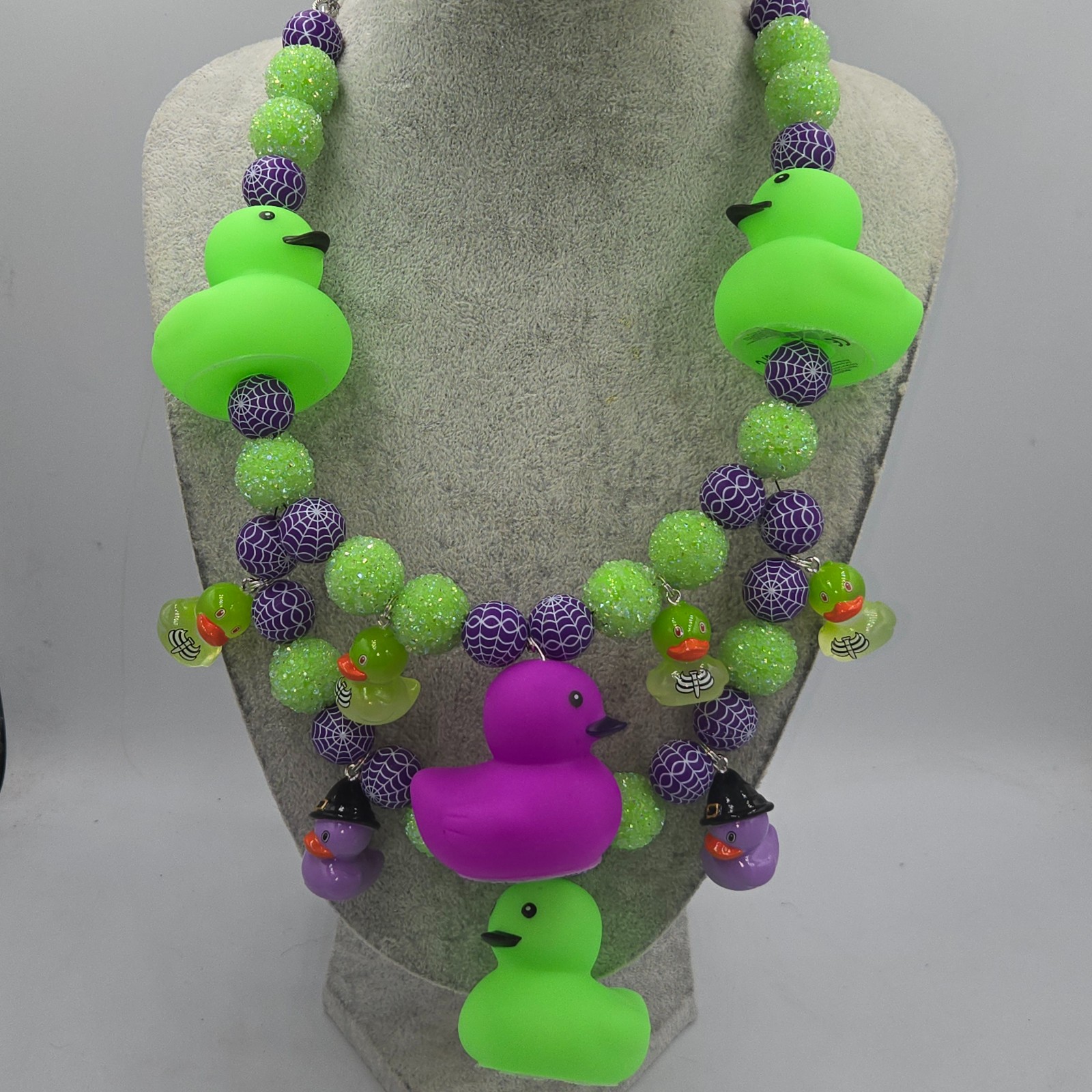 Evil Ducks; een hand gemaakte unieke Halloween ketting - 98521 Evil Ducks; een hand gemaakte unieke Halloween ketting