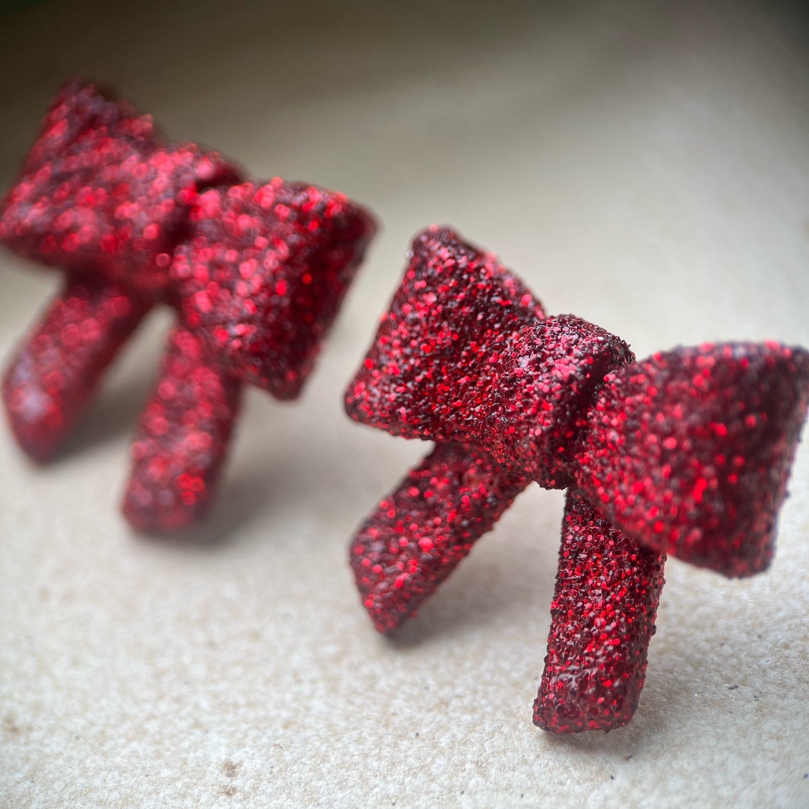 Glitter strik oorbellen