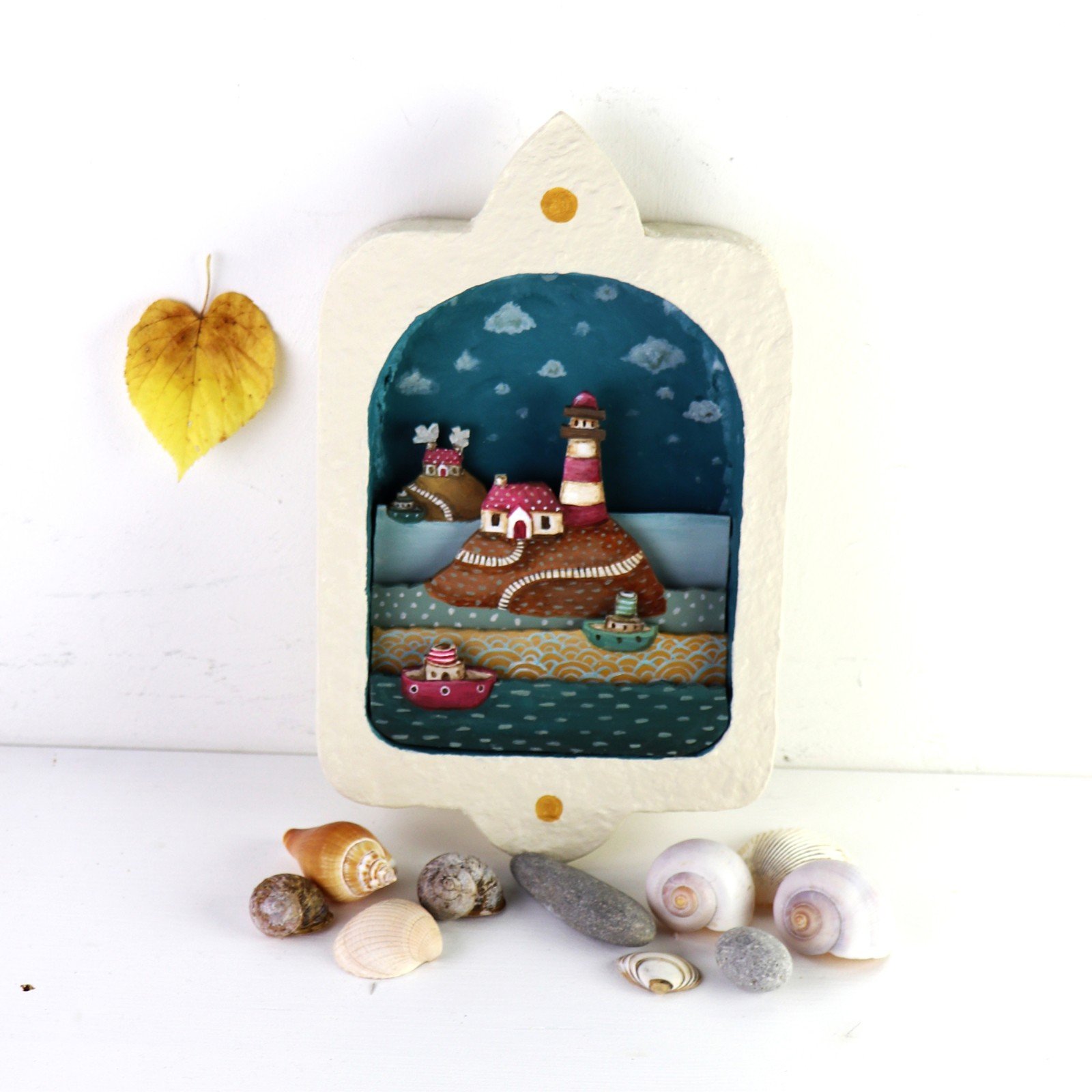Handgemaakt Muur Diorama Vuurtoren, Eilandjes en Bootjes - 99418 Handgemaakt Muur Diorama Vuurtoren, Eilandjes en Bootjes