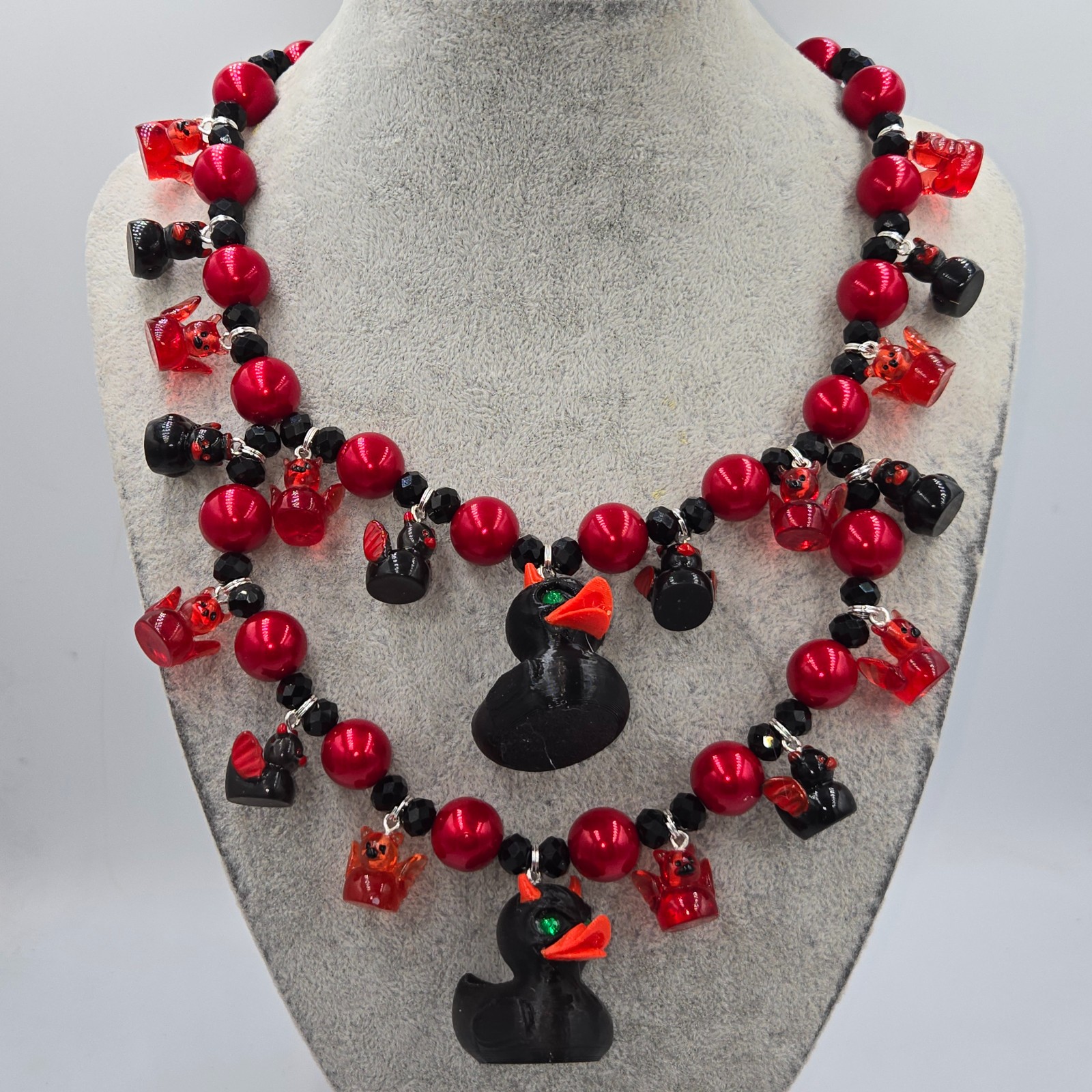 Rode en Zwarte Horror Duckies: Een handgemaakte Halloween Ketting.