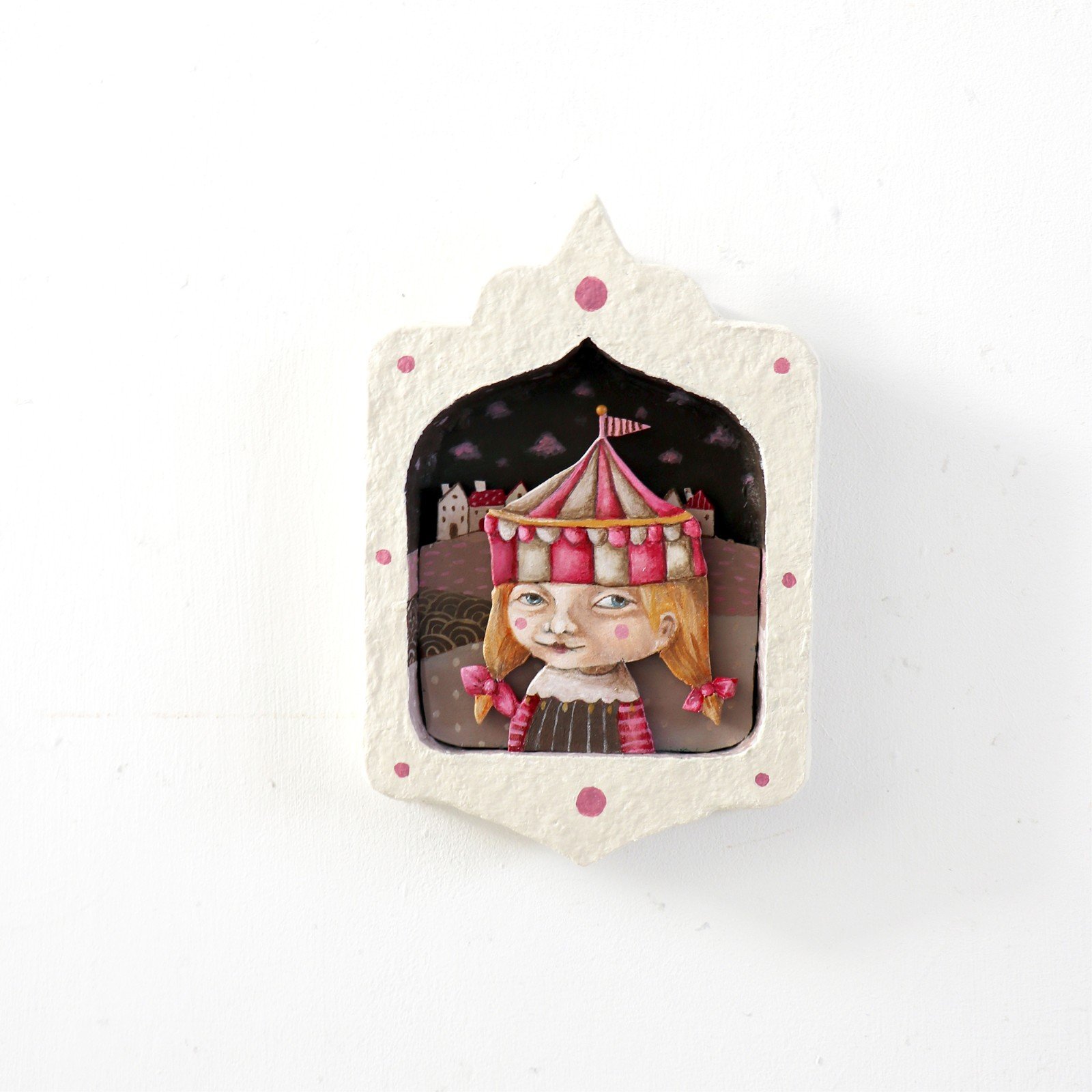 Kunstwerk Meisje met Circus Hoed, gelaagde mixed-media schilderij in … - 100217 Kunstwerk Meisje met Circus Hoed, gelaagde mixed-media schilderij in handgemaakte lijst