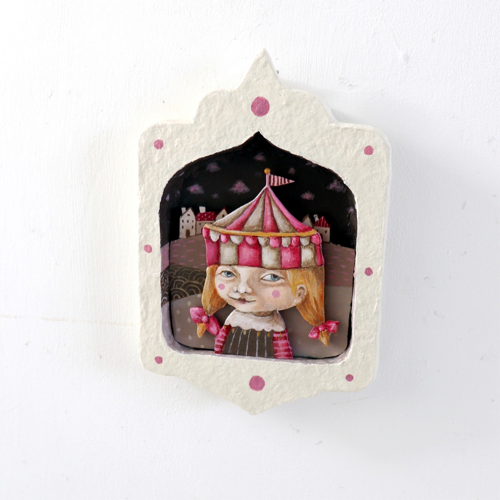 Kunstwerk Meisje met Circus Hoed, gelaagde mixed-media schilderij in … - 100218 Kunstwerk Meisje met Circus Hoed, gelaagde mixed-media schilderij in handgemaakte lijst