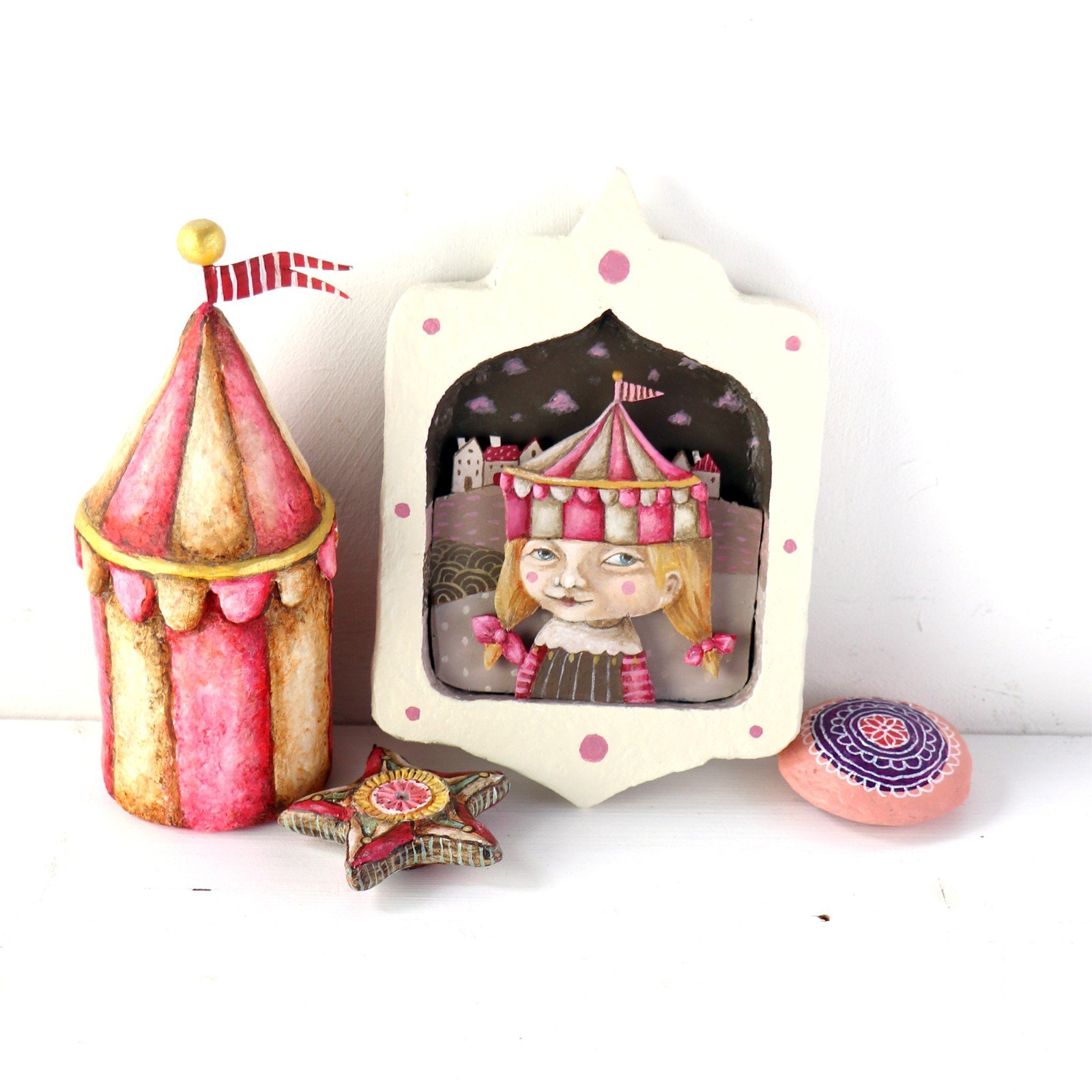 Kunstwerk Meisje met Circus Hoed, gelaagde mixed-media schilderij in … - 100220 Kunstwerk Meisje met Circus Hoed, gelaagde mixed-media schilderij in handgemaakte lijst