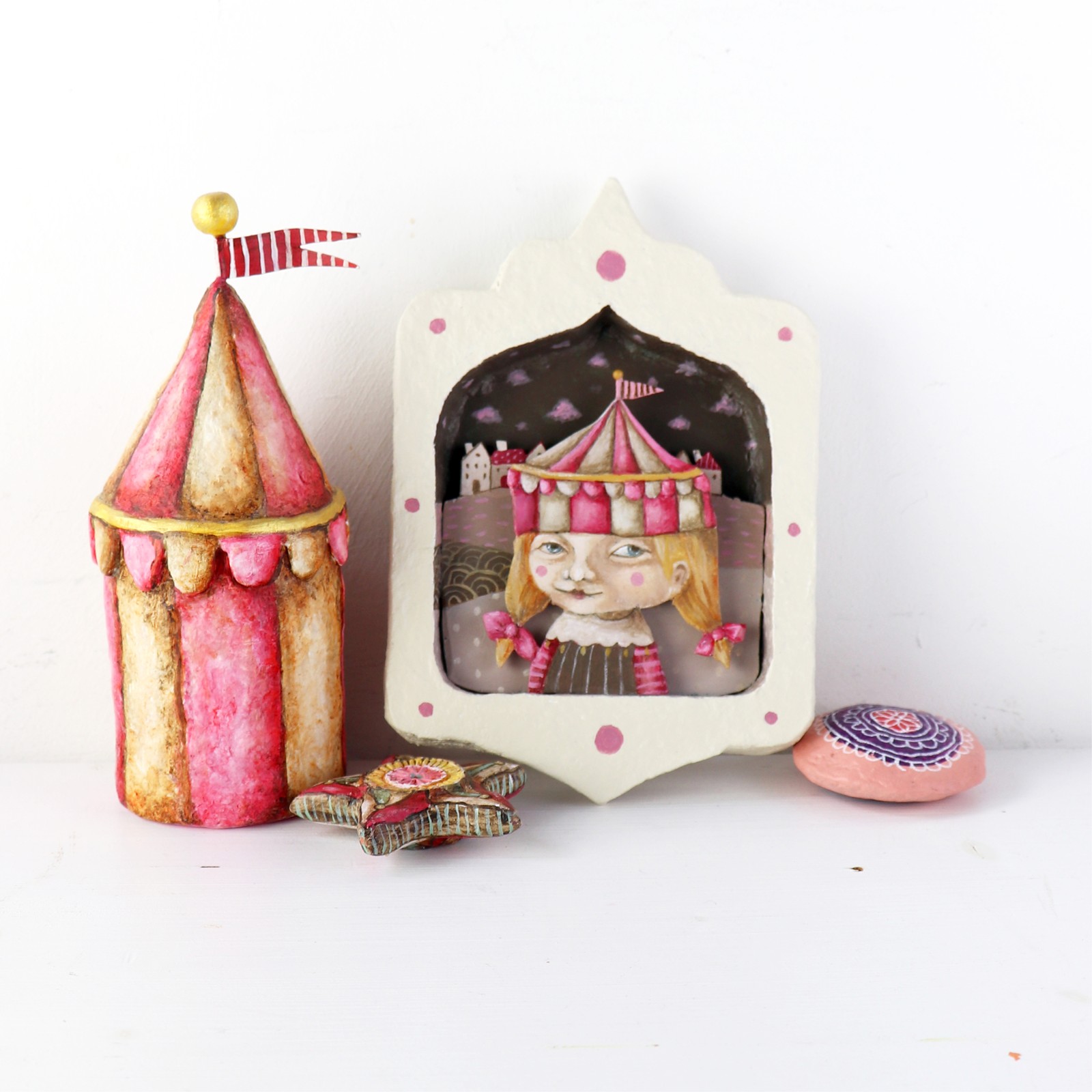 Kunstwerk Meisje met Circus Hoed, gelaagde mixed-media schilderij in … - 100222 Kunstwerk Meisje met Circus Hoed, gelaagde mixed-media schilderij in handgemaakte lijst