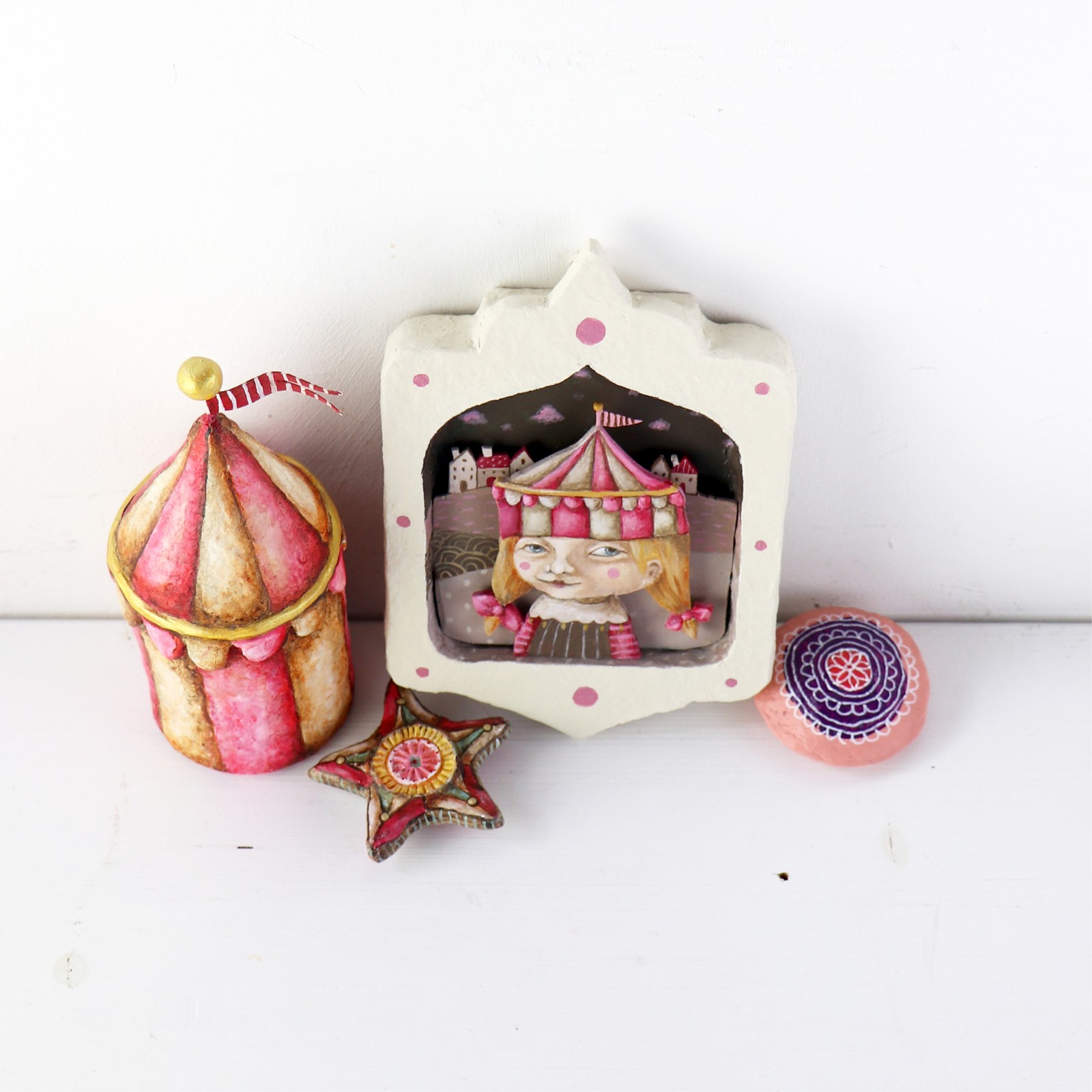 Kunstwerk Meisje met Circus Hoed, gelaagde mixed-media schilderij in … - 100223 Kunstwerk Meisje met Circus Hoed, gelaagde mixed-media schilderij in handgemaakte lijst