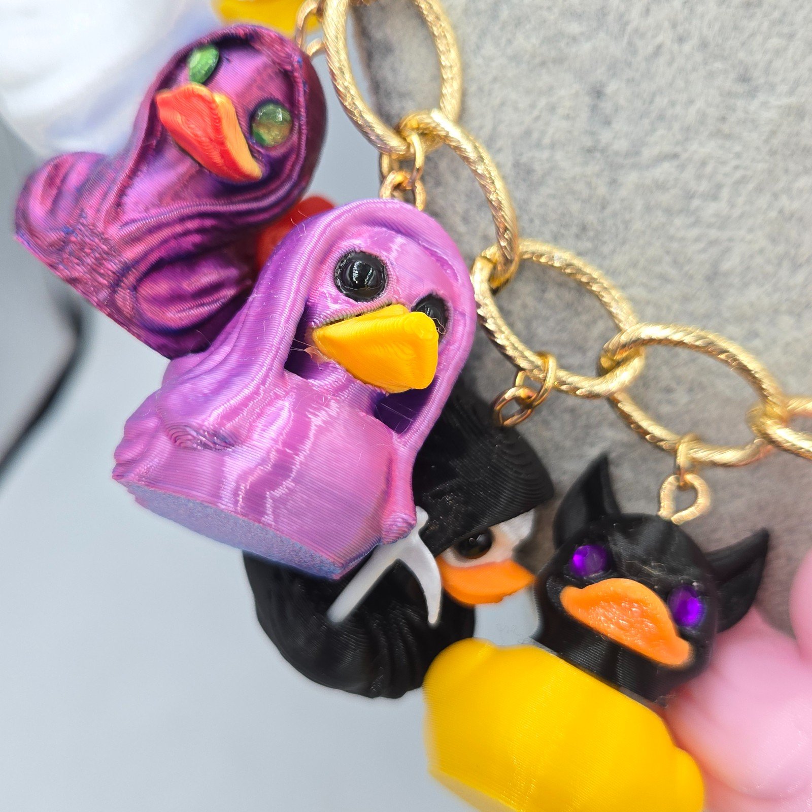 Rode en Zwarte duivels eendjes ; Een musthave voor de echte Halloween… - 99679 Coole Ketting met Terror eendjes ; Een musthave voor de echte Halloween-fank