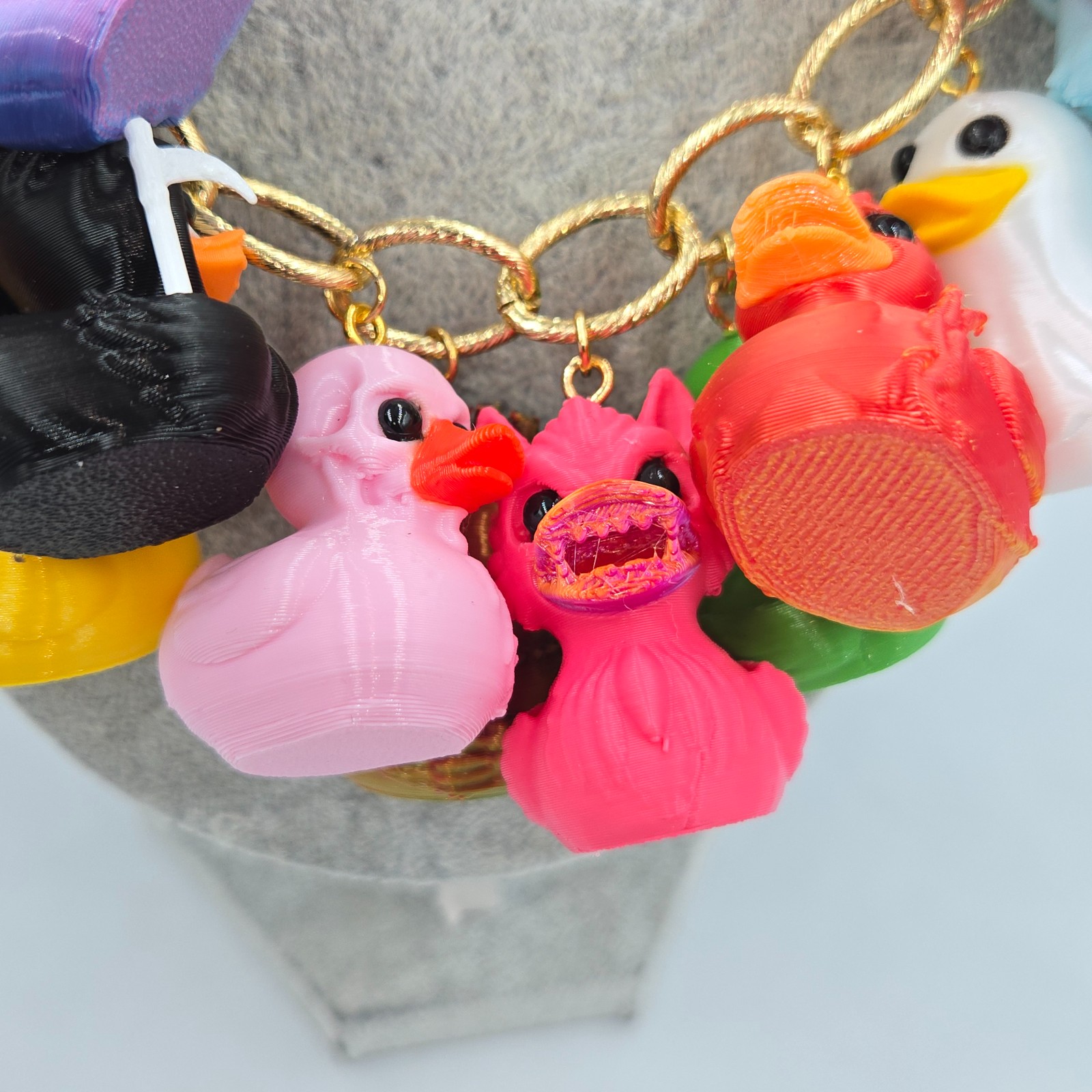 Rode en Zwarte duivels eendjes ; Een musthave voor de echte Halloween… - 99681 Coole Ketting met Terror eendjes ; Een musthave voor de echte Halloween-fank