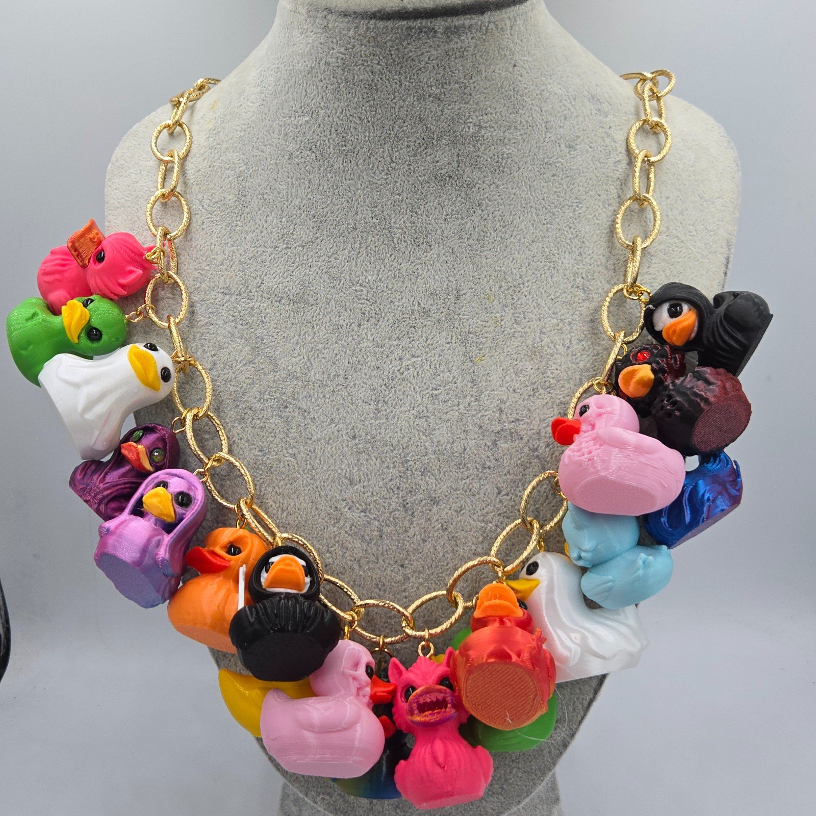 Rode en Zwarte duivels eendjes ; Een musthave voor de echte Halloween… - 99682 Coole Ketting met Terror eendjes ; Een musthave voor de echte Halloween-fank