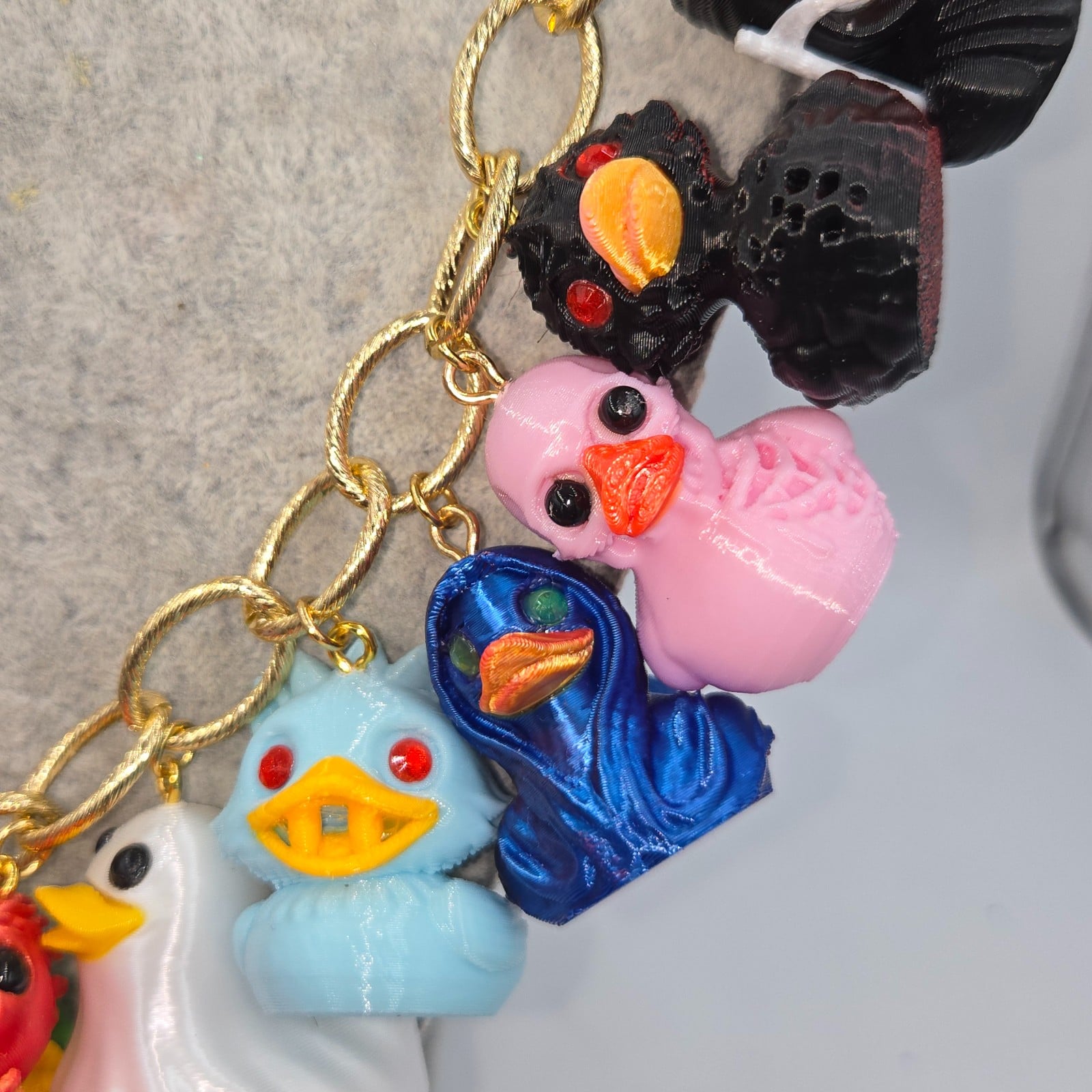 Rode en Zwarte duivels eendjes ; Een musthave voor de echte Halloween… - 99686 Coole Ketting met Terror eendjes ; Een musthave voor de echte Halloween-fank