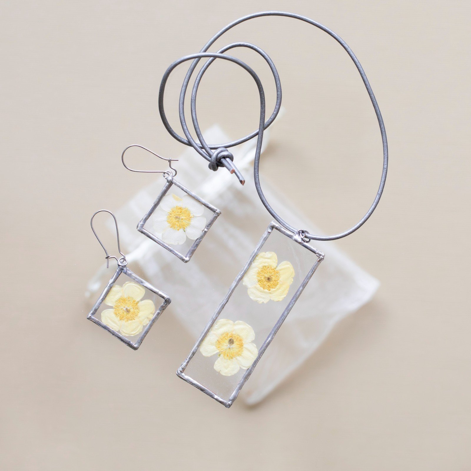 Sieradenset echte bloemen in Glas in lood/Tiffany. Hanger en oorhange… - 98841 Sieradenset echte bloemen in Glas in lood/Tiffany. Hanger en oorhangers