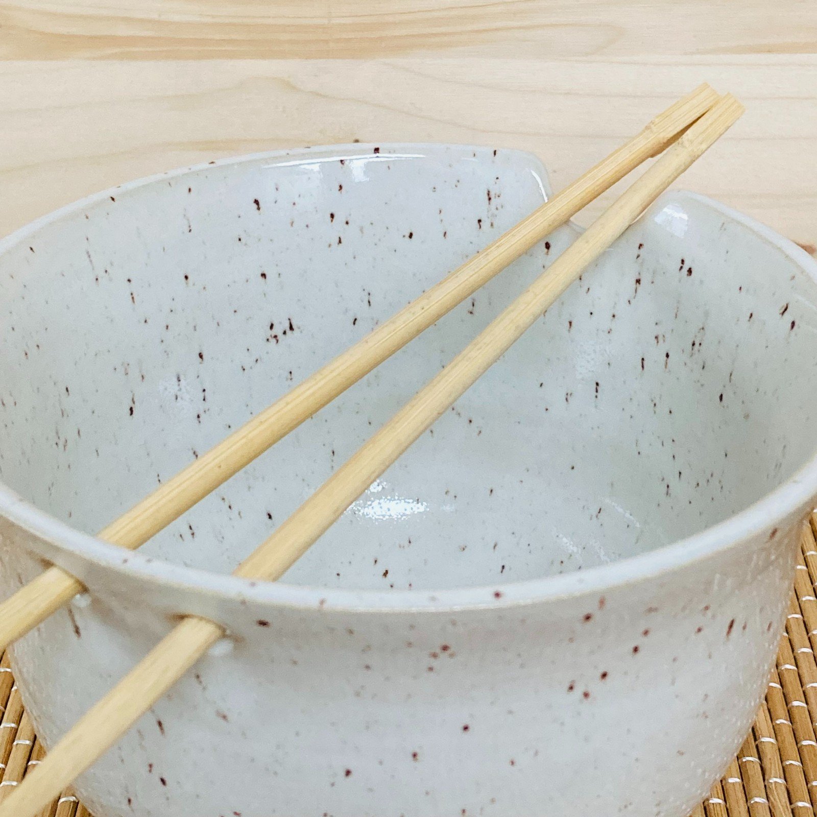 Bowl - 104068 Handgemaakt keramiek, bowl voor noedelsoep met uitsparingen voor eetstokjes