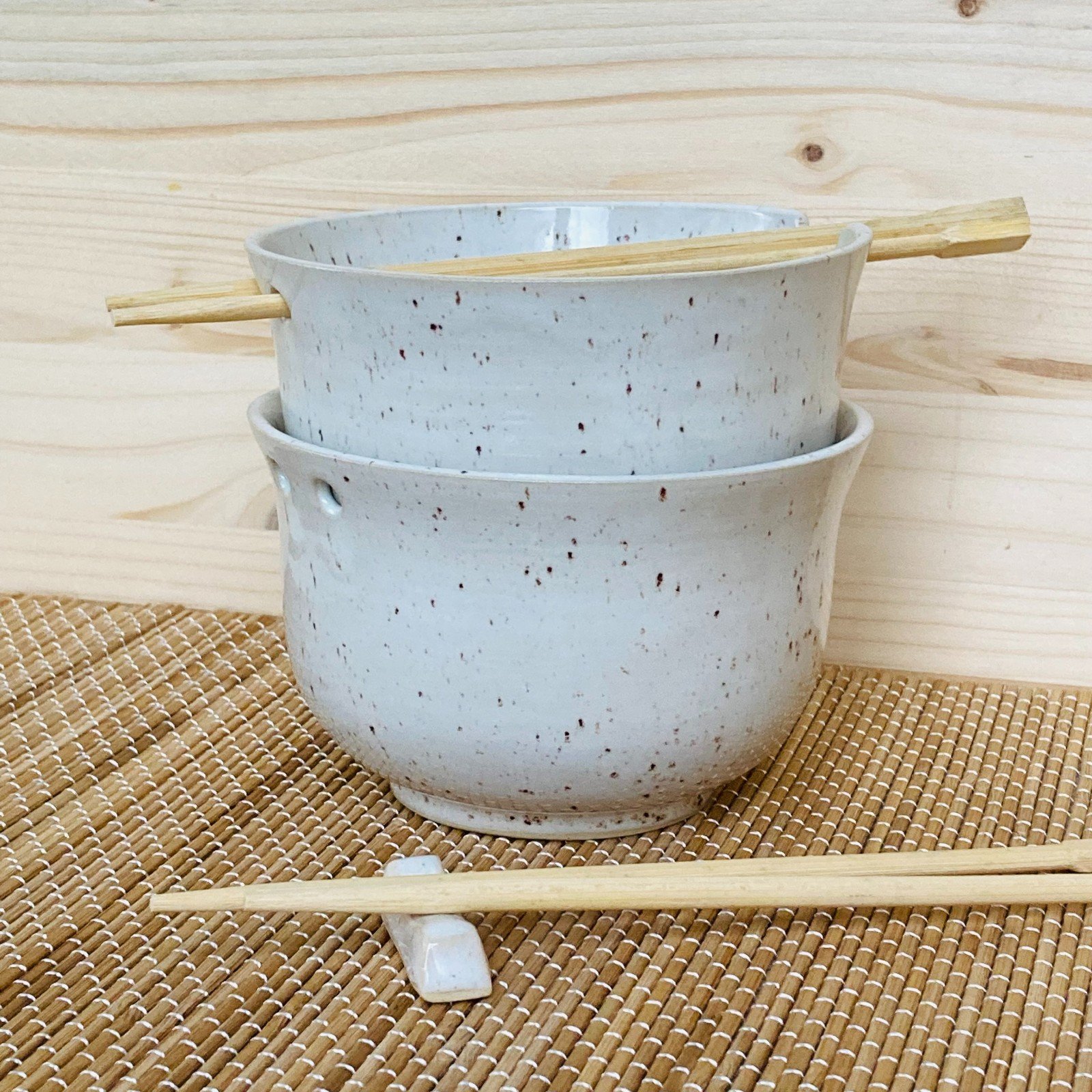 Bowl - 104070 Handgemaakt keramiek, bowl voor noedelsoep met uitsparingen voor eetstokjes