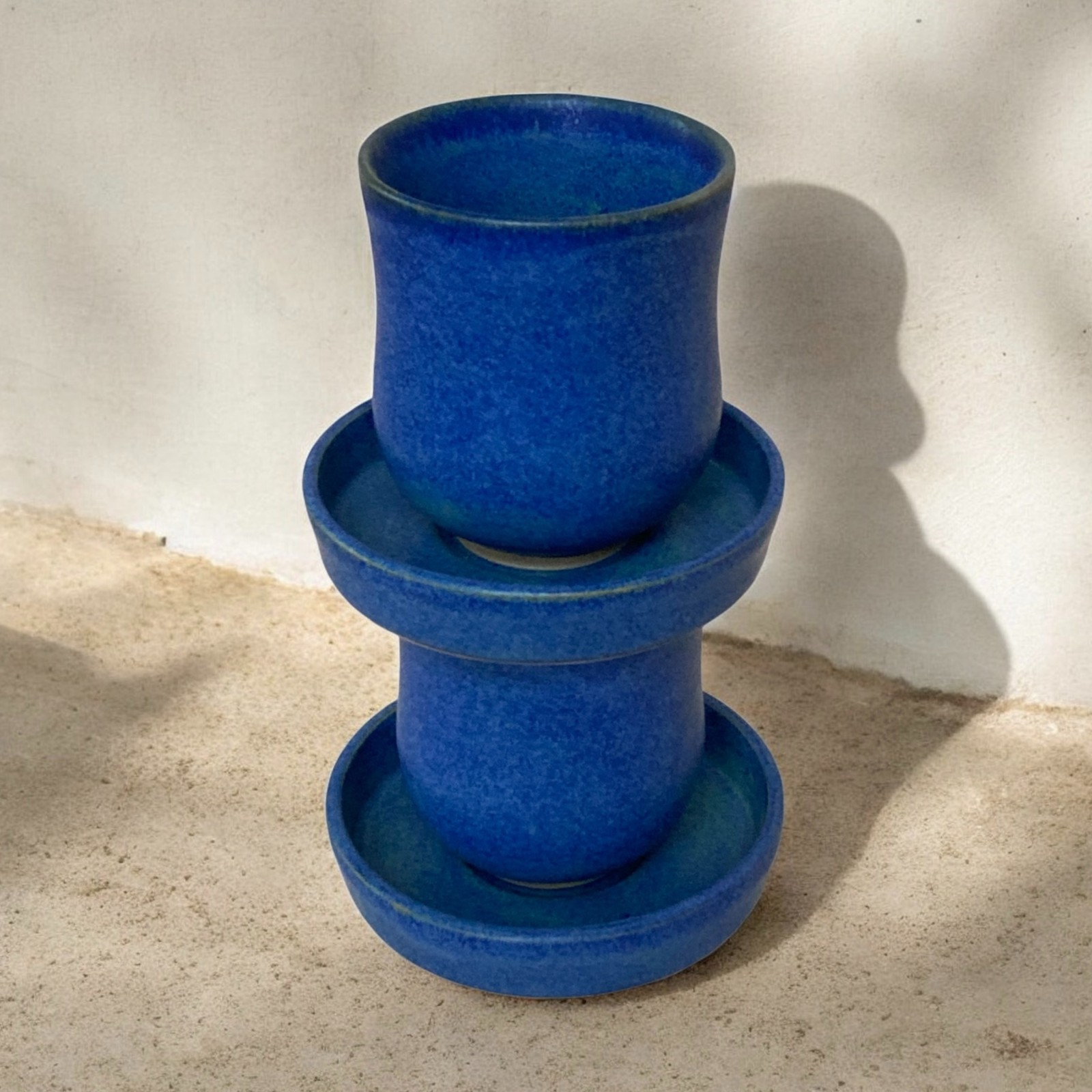 Handgemaakt keramiek, theemokken met schoteltje diepblauw gekleurd