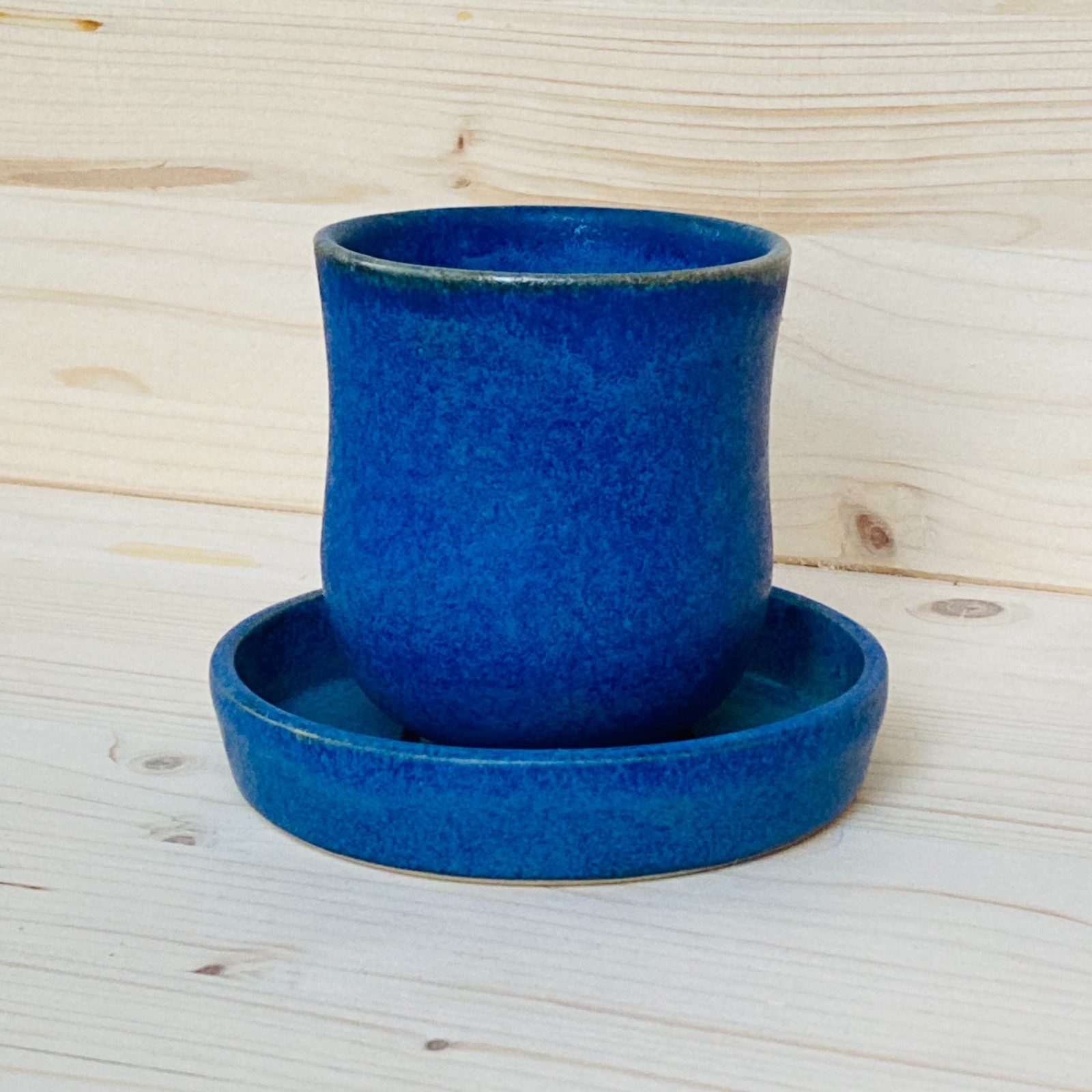 Handgemaakt keramiek, theemokken met schoteltje diepblauw gekleurd