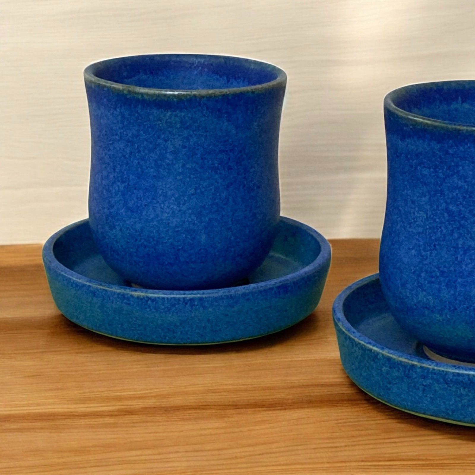 Handgemaakt keramiek, theemokken met schoteltje diepblauw gekleurd