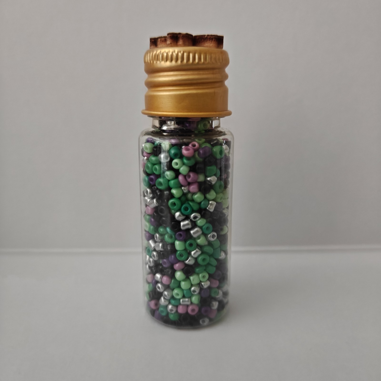 Flesjes gevuld met 2mm rocailles (partij 1)