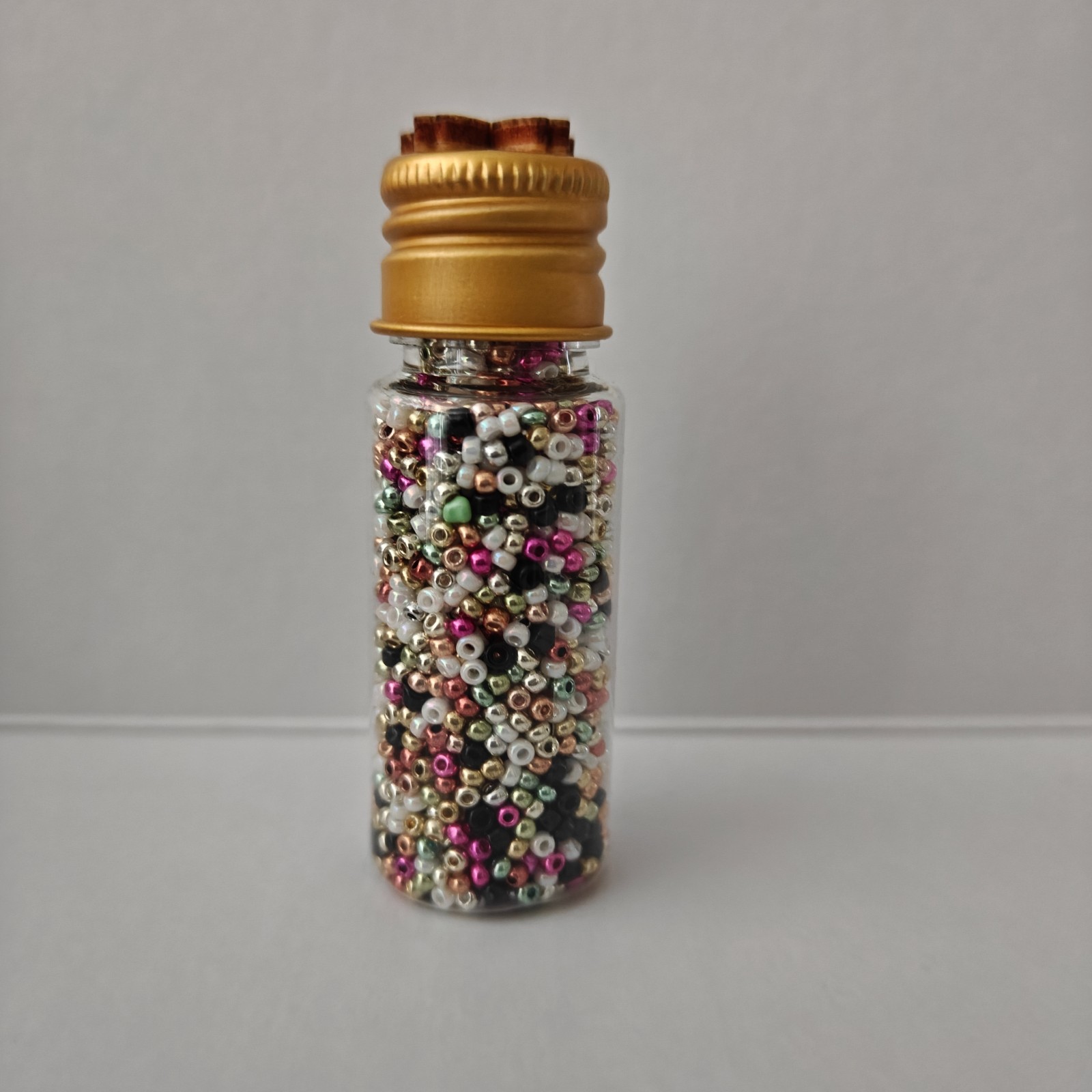 Flesjes gevuld met 2mm rocailles (partij 1)