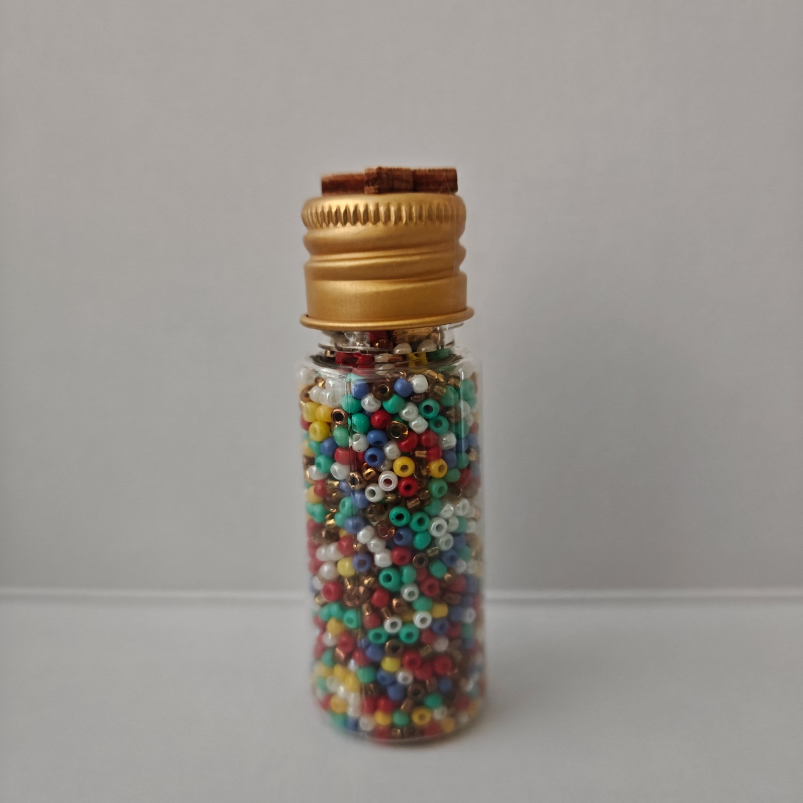 Flesjes gevuld met 2mm rocailles (partij 1)