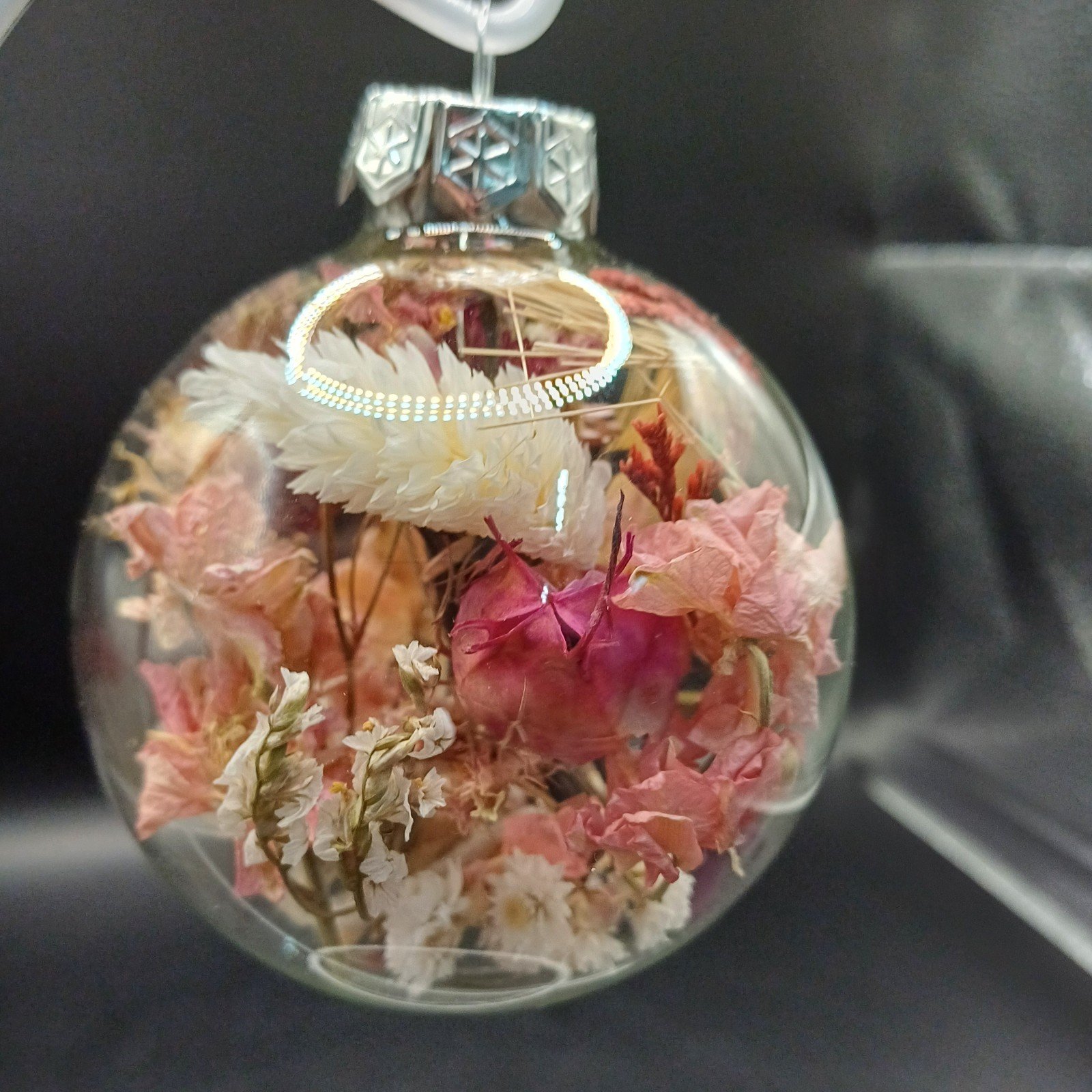 Glazen kerstbal 8cm incl. fleurige droogbloemen aan een houder - 102316 Glazen kerstbal 8cm incl. fleurige droogbloemen aan een houder