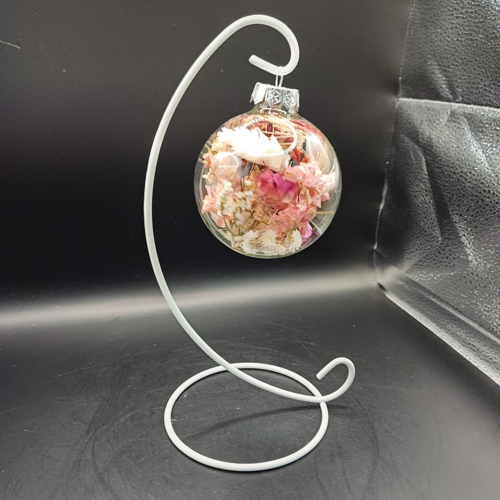 Glazen kerstbal 8cm incl. fleurige droogbloemen aan een houder - 102319 Glazen kerstbal 8cm incl. fleurige droogbloemen aan een houder