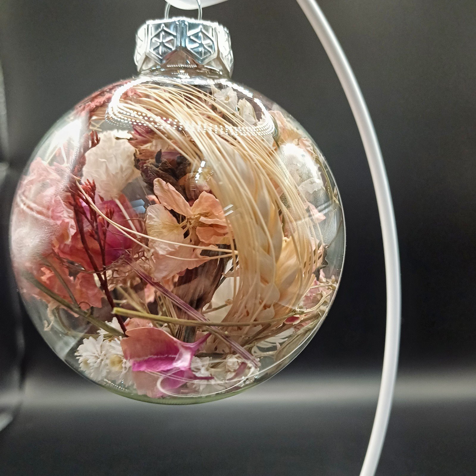 Glazen kerstbal 8cm incl. fleurige droogbloemen aan een houder - 102320 Glazen kerstbal 8cm incl. fleurige droogbloemen aan een houder