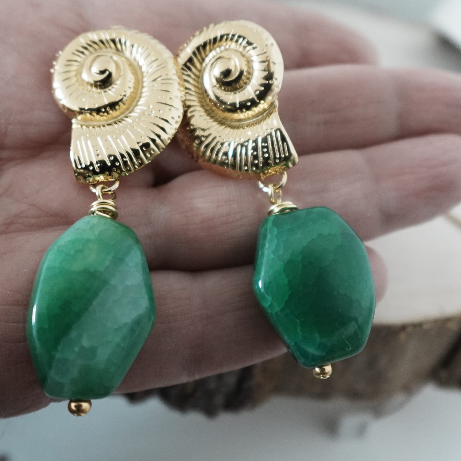 Groene Agaat oorbellen met gouden spiraalvormige schelp oorbellen |