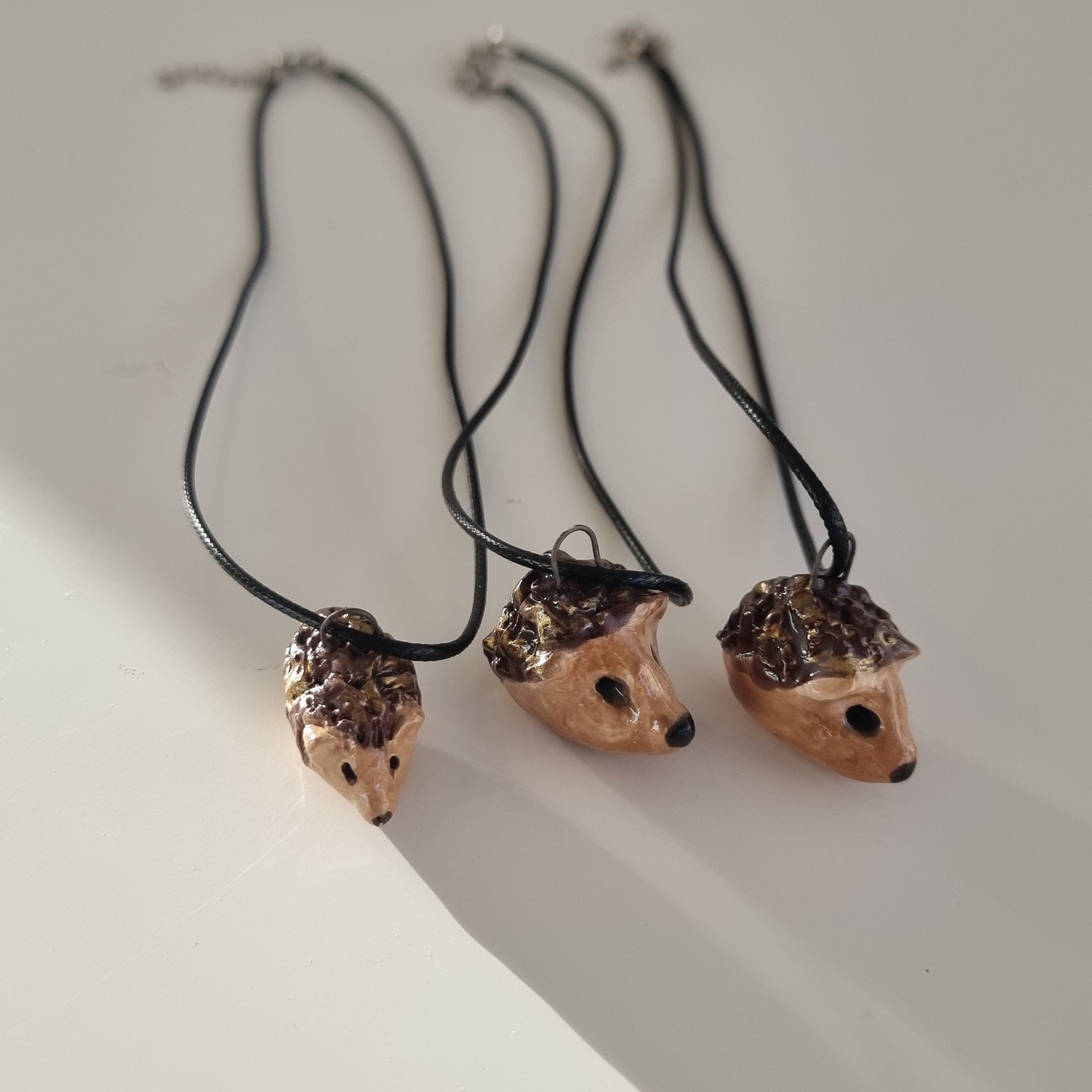 Halsketting met een egeltje van keramiek. Aan een waxkoordje. - 101158 Halsketting met een egeltje van keramiek. Aan een waxkoordje.