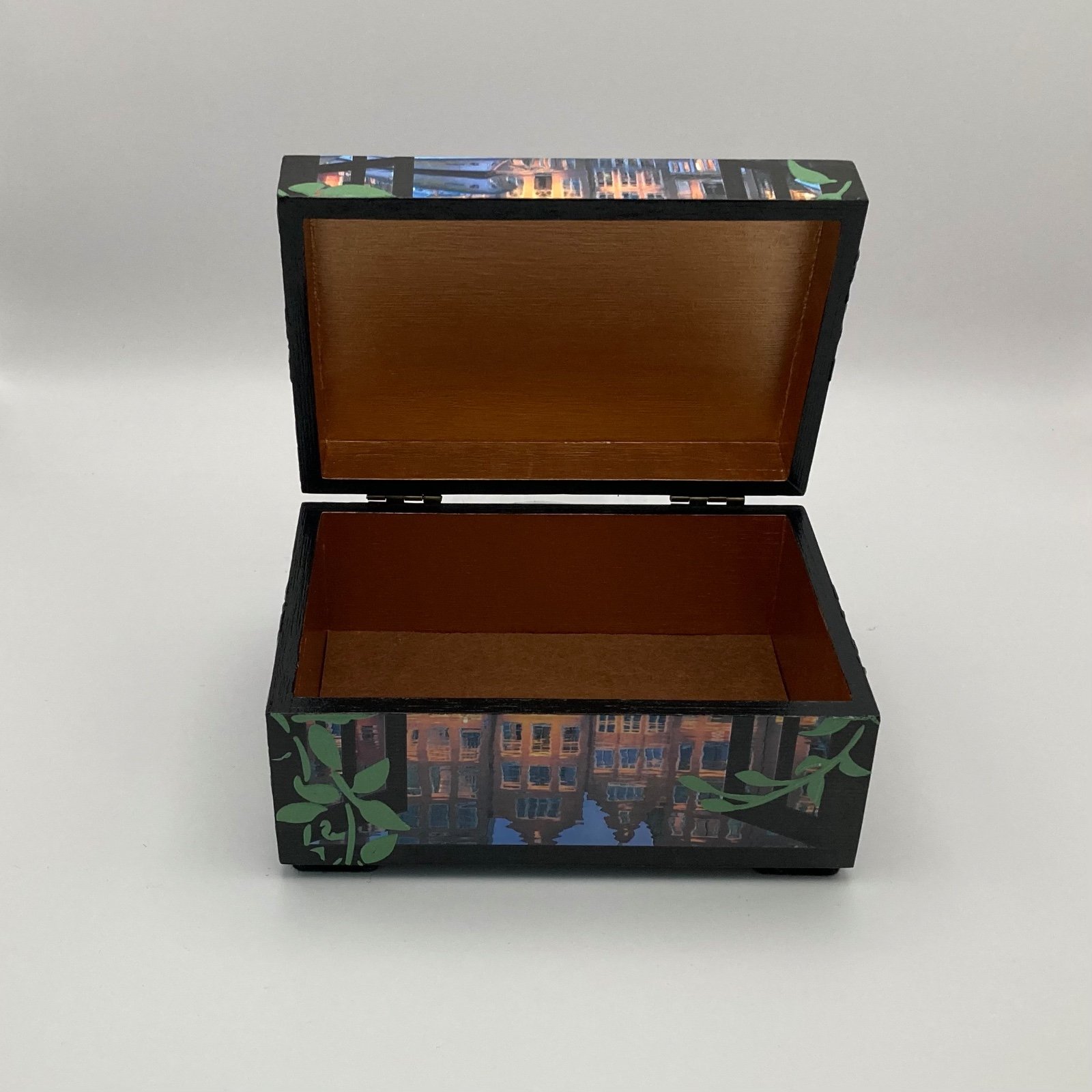 Handgedecoreerde bamboe sieradendoos ‘Amsterdamse grachtenpandjes’