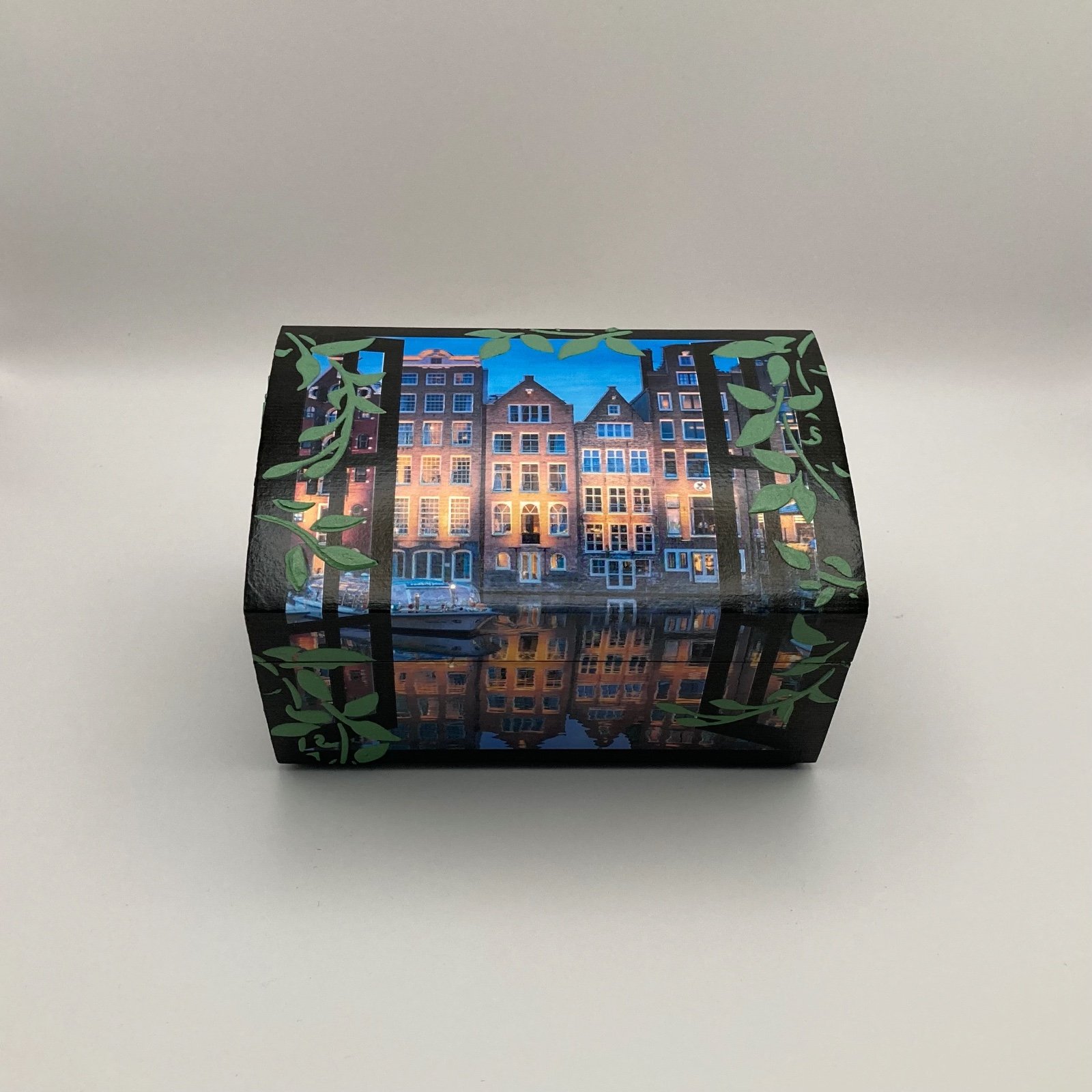 Handgedecoreerde bamboe sieradendoos ‘Amsterdamse grachtenpandjes’