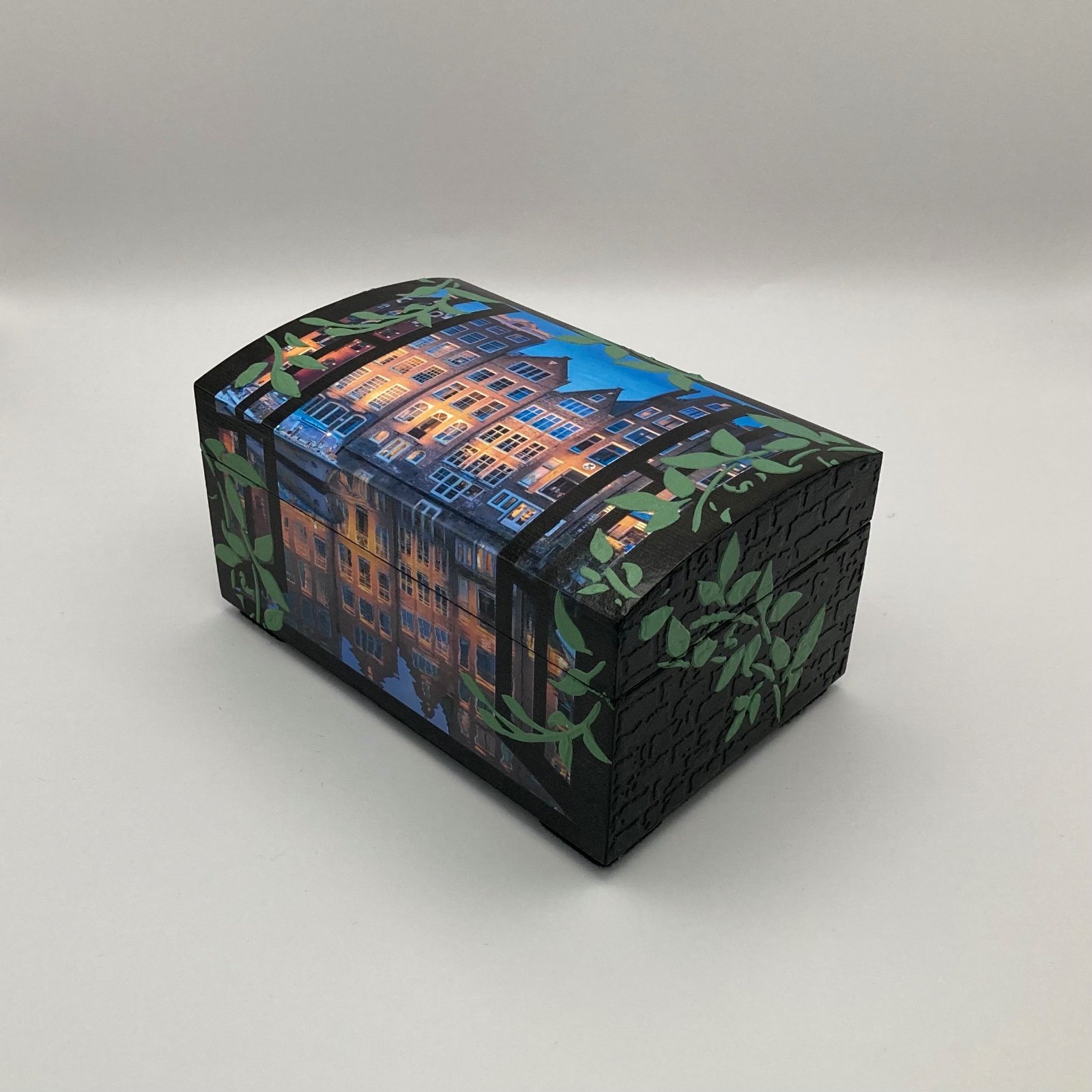 Handgedecoreerde bamboe sieradendoos ‘Amsterdamse grachtenpandjes’