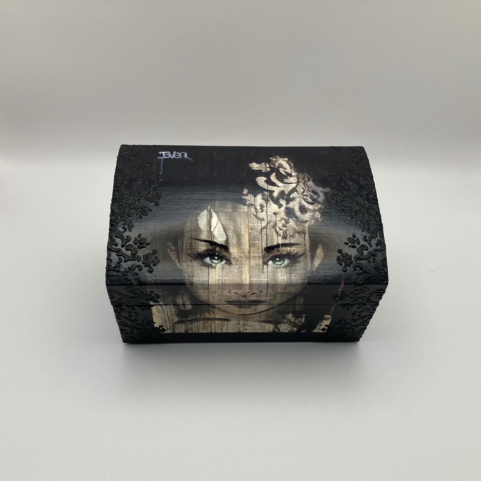 Handgedecoreerde bamboe sieradendoos ‘Green Eyed Girl’