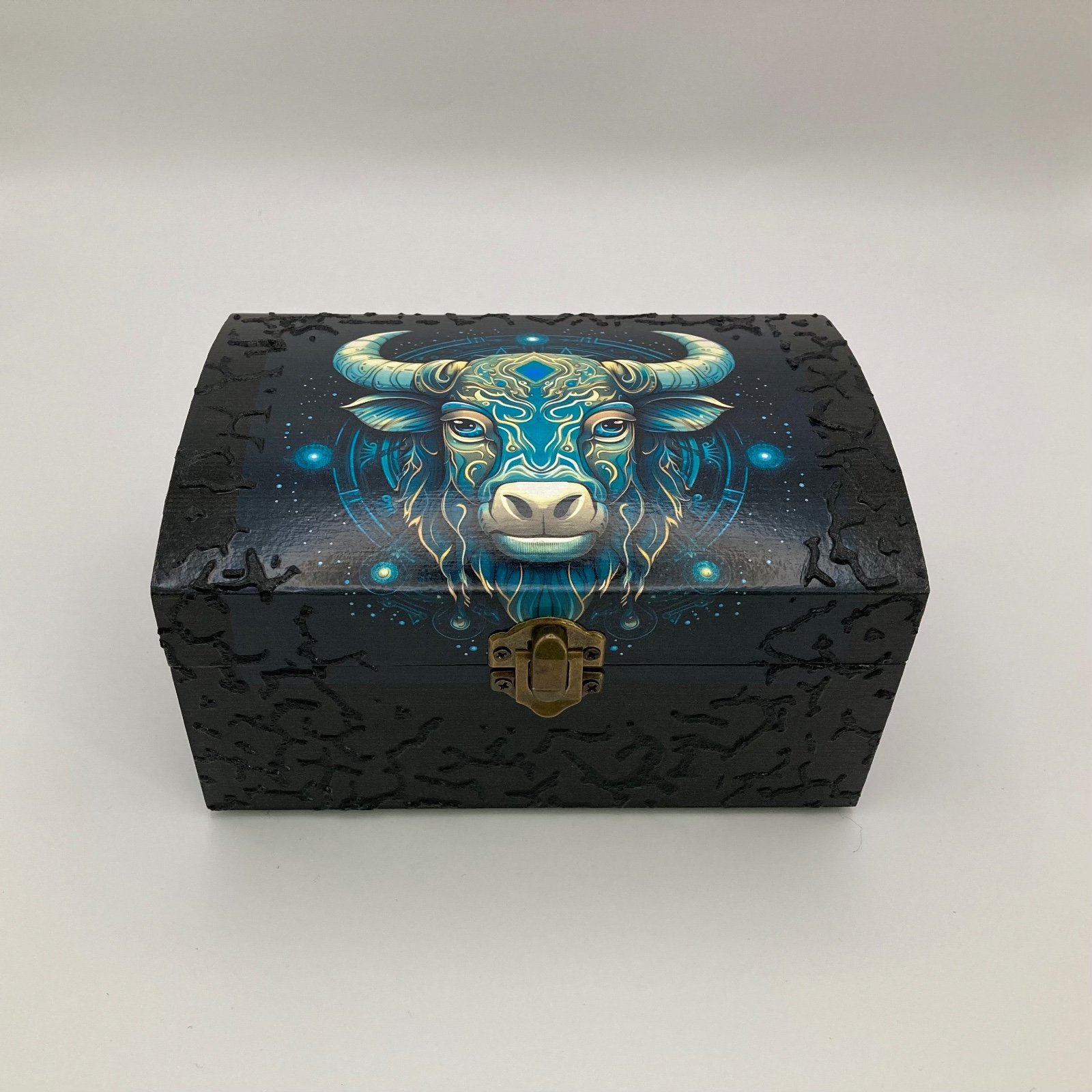 Handgedecoreerde bamboe sieradendoos met het sterrenbeeld ‘Stier’ - 101889 Handgedecoreerde bamboe sieradendoos met het sterrenbeeld ‘Stier’