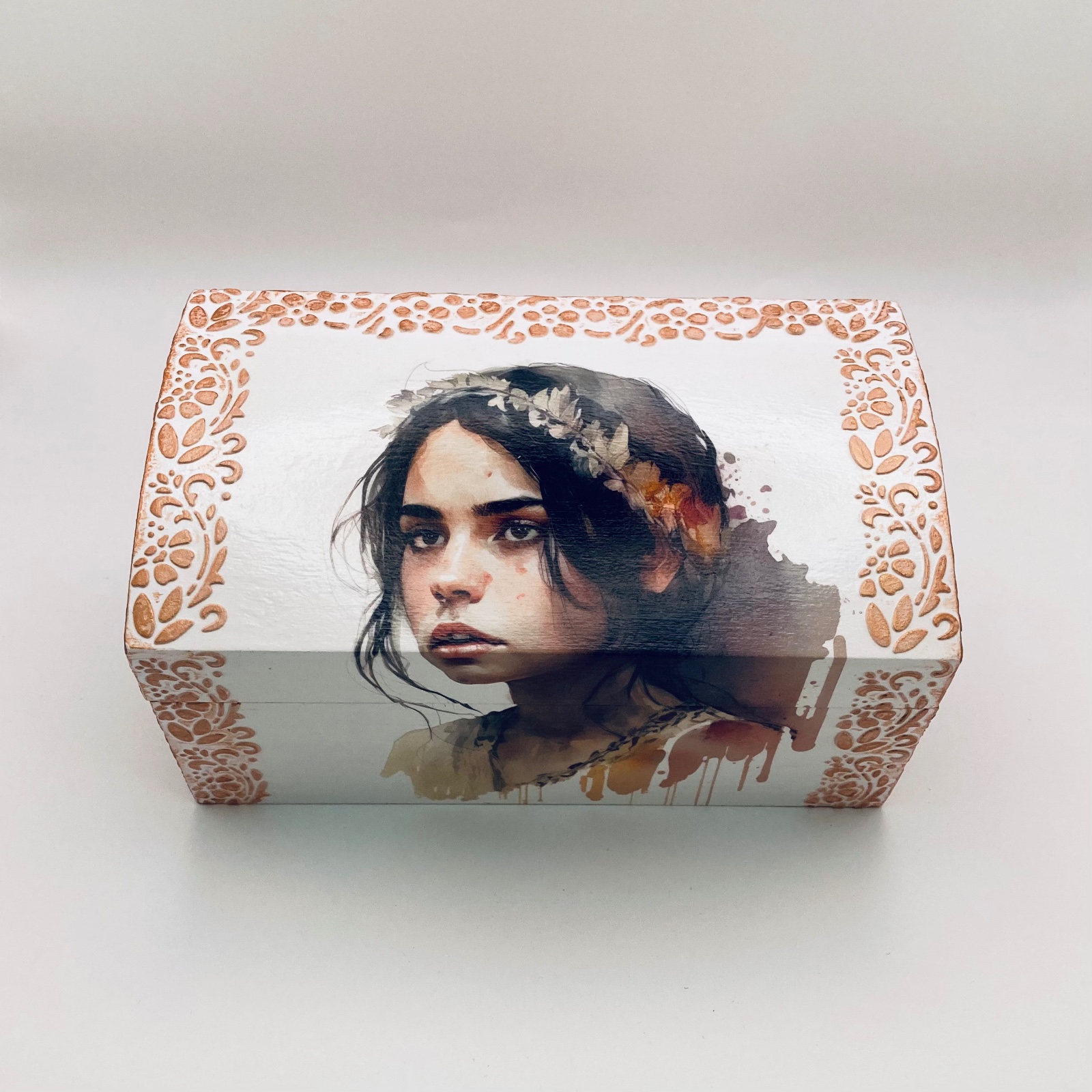 Handgedecoreerde houten sieradendoos ‘Hobo Girl’ - 101874 Handgedecoreerde houten sieradendoos ‘Hobo Girl’