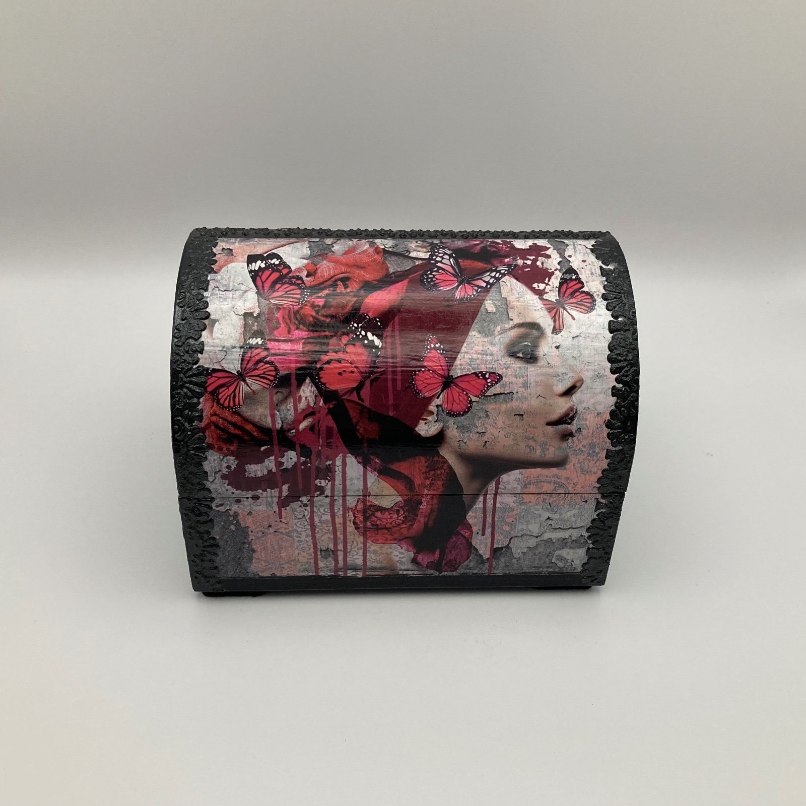 Handgedecoreerde houten sieradendoos ‘Veil of Scarlet Dreams’ - 101865 Handgedecoreerde houten sieradendoos ‘Veil of Scarlet Dreams’