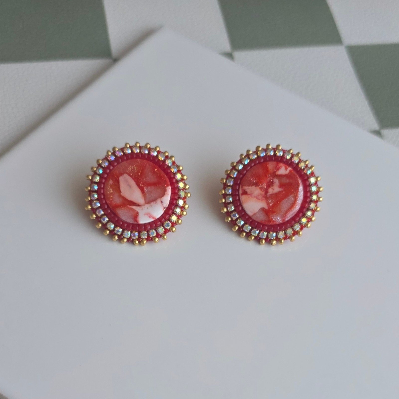 Handgemaakte Rood/gouden oorstekers van polymeerklei en kralen | Marm… - 101363 Handgemaakte Rood/gouden oorstekers van polymeerklei en kralen | Marmer