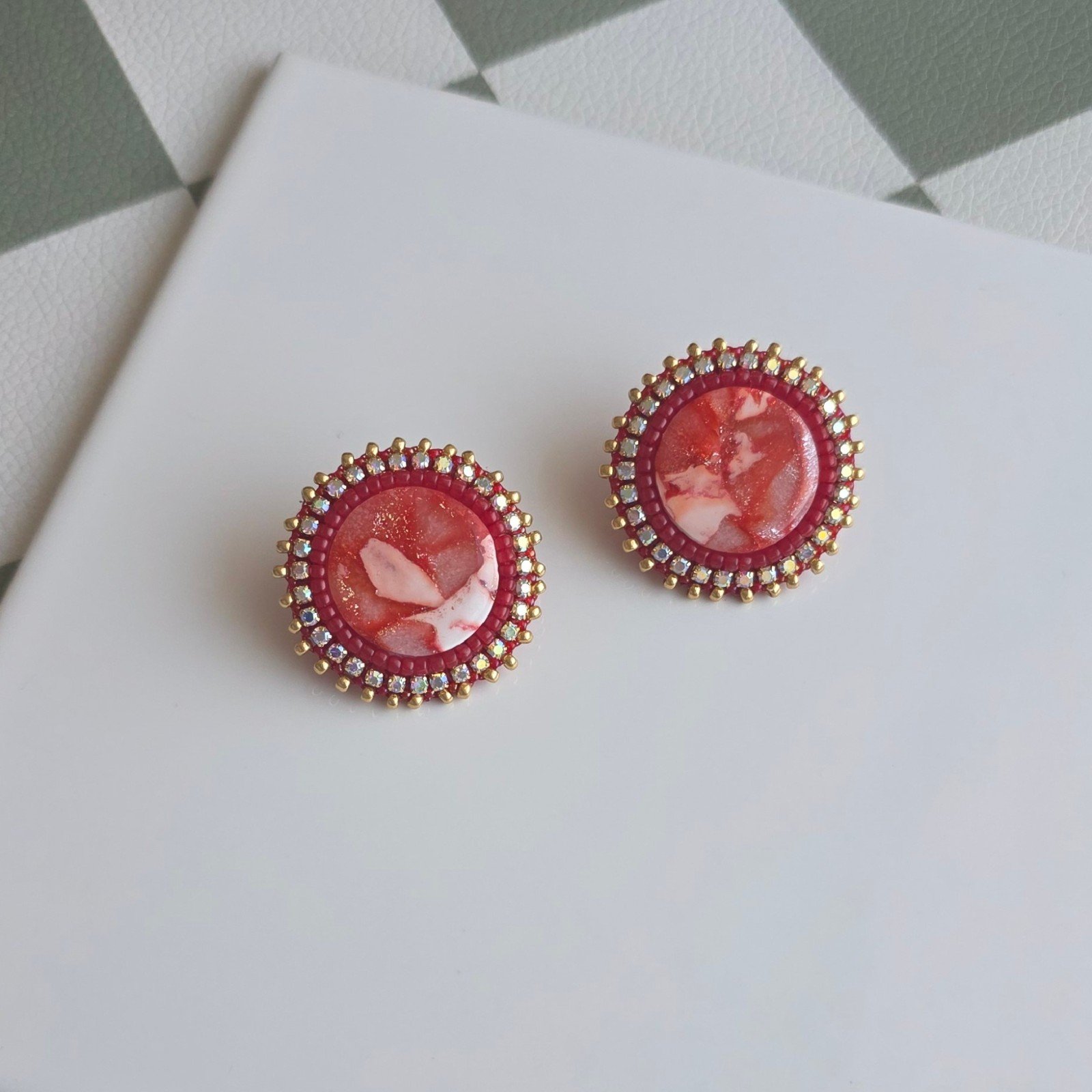 Handgemaakte Rood/gouden oorstekers van polymeerklei en kralen | Marm… - 101364 Handgemaakte Rood/gouden oorstekers van polymeerklei en kralen | Marmer