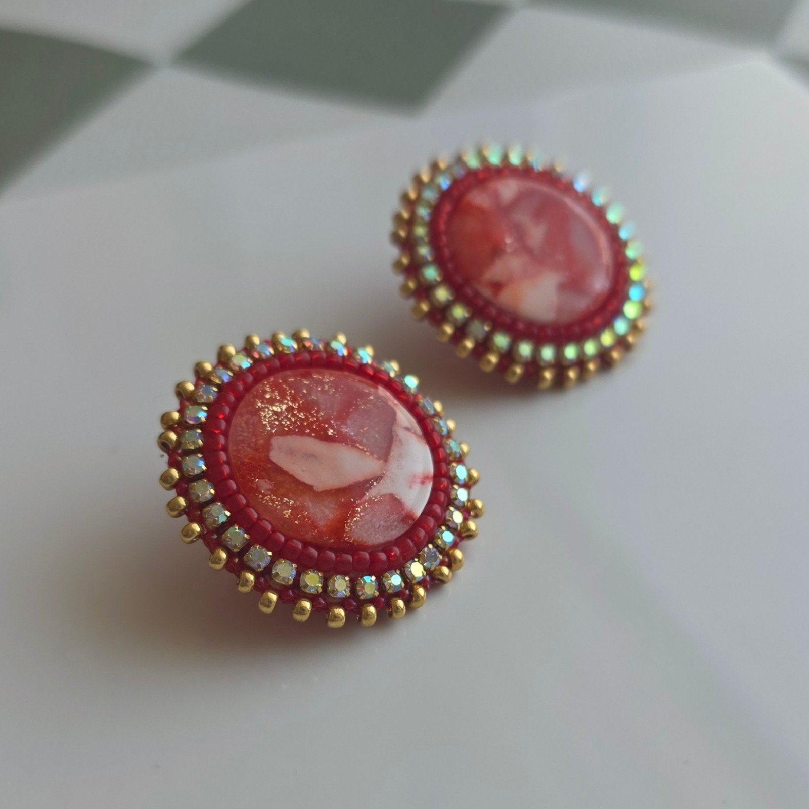 Handgemaakte Rood/gouden oorstekers van polymeerklei en kralen | Marm… - 101366 Handgemaakte Rood/gouden oorstekers van polymeerklei en kralen | Marmer