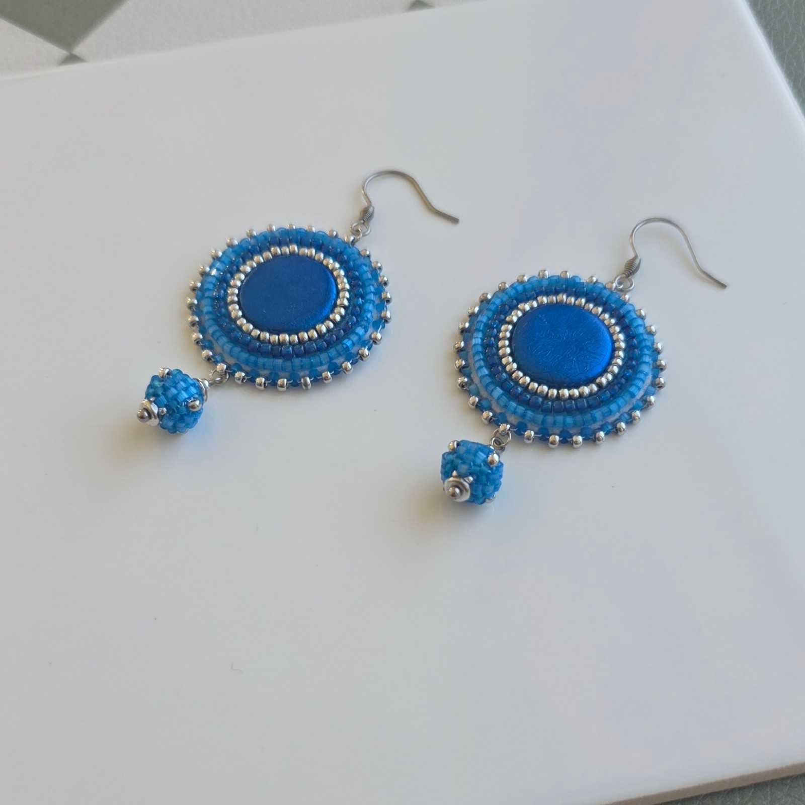 Handgemaakte blauwe oorbellen van polymeerklei en kralen | Ronde hanger