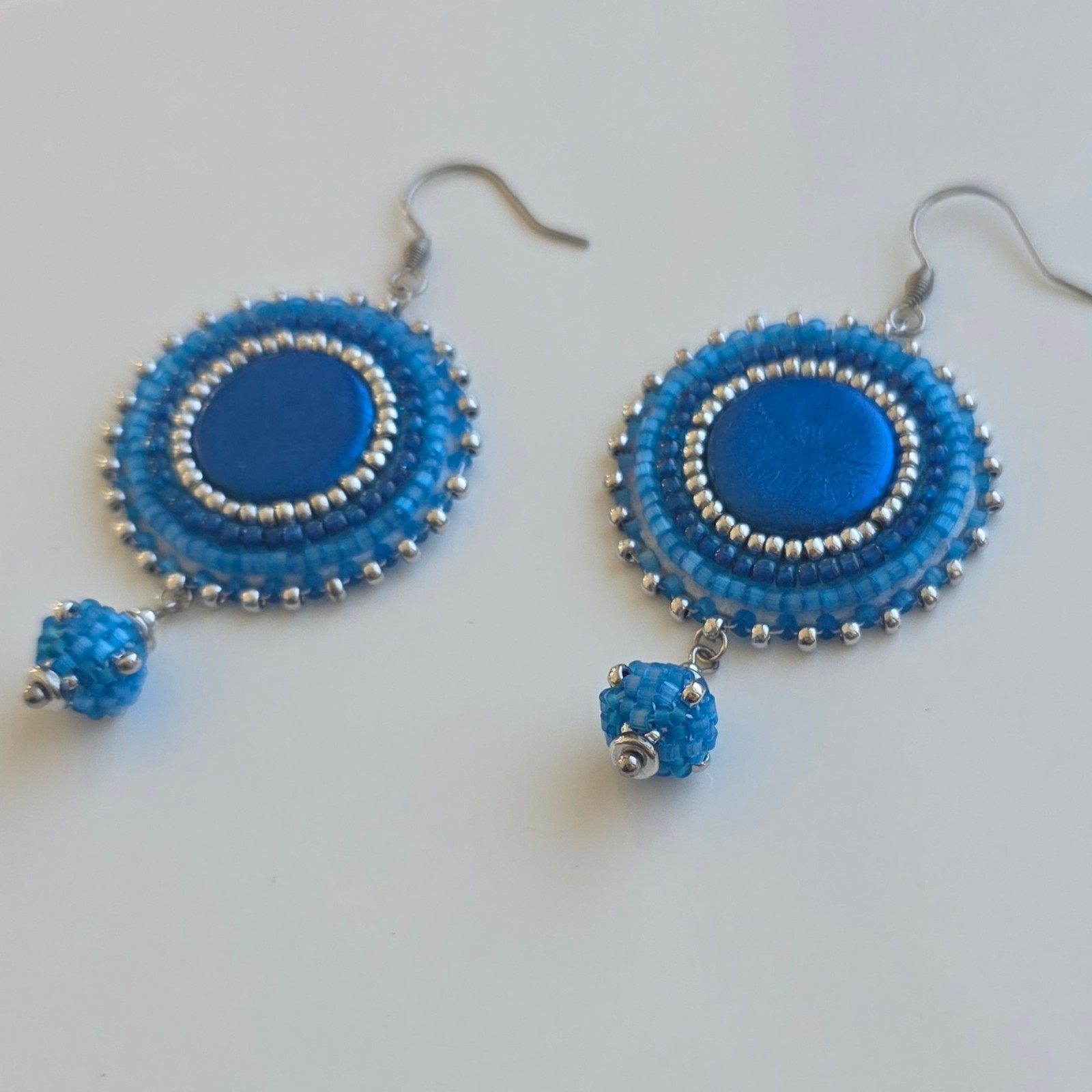 Handgemaakte blauwe oorbellen van polymeerklei en kralen | Ronde hanger