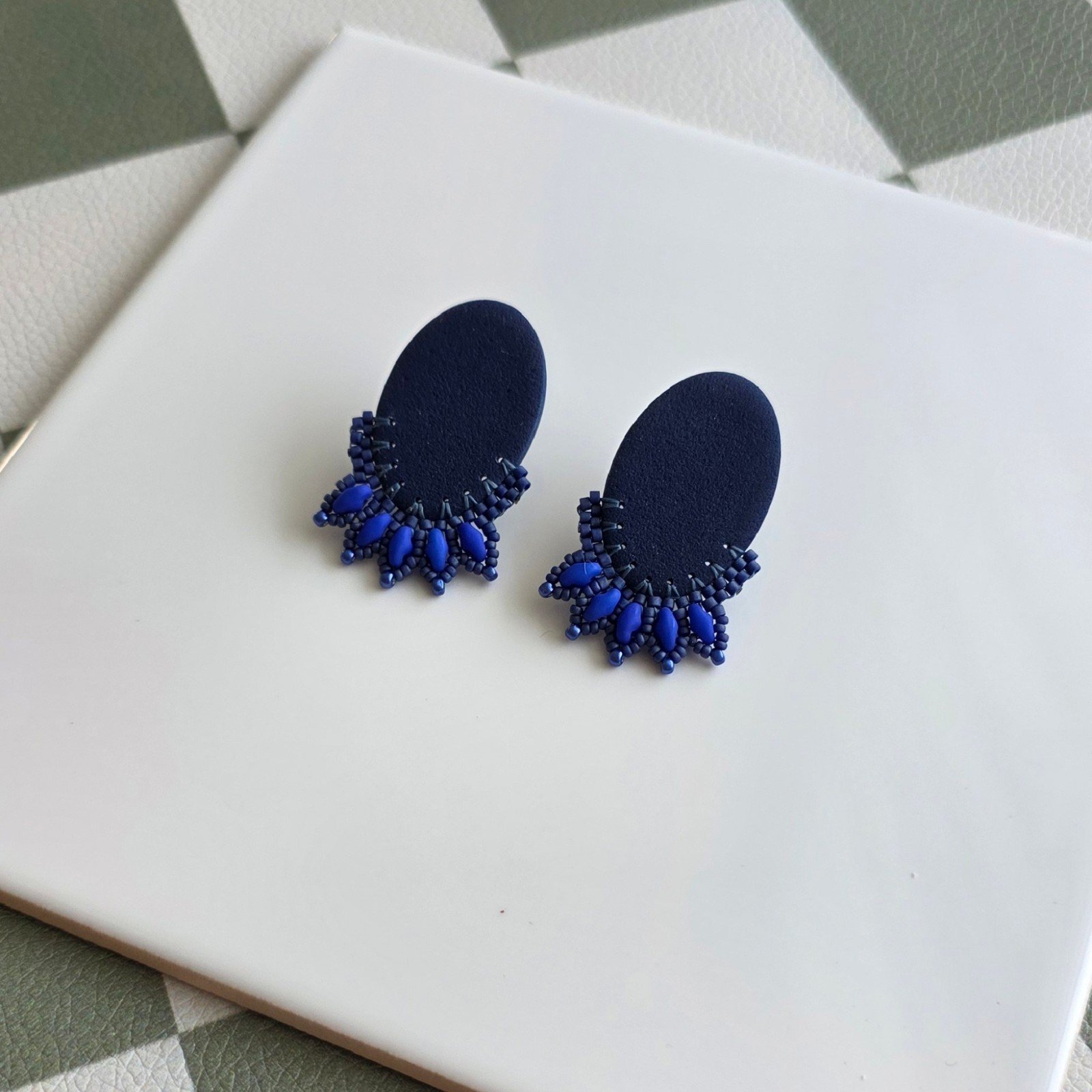 Handgemaakte donkerblauwe oorstekers van polymeerklei en kralen | Ova… - 101372 Handgemaakte donkerblauwe oorstekers van polymeerklei en kralen | Ovaal