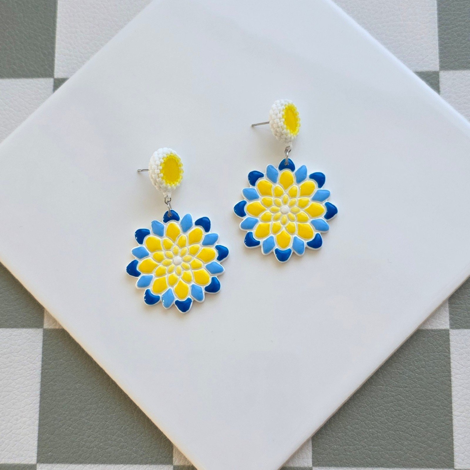 Handgemaakte geel, blauw en witte oorbellen van polymeerklei en krale… - 102166 Handgemaakte geel, blauw en witte oorbellen van polymeerklei en kralen | Bloem