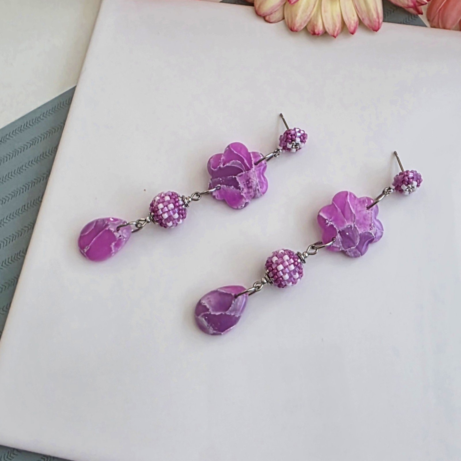 Handgemaakte lila/paarse oorbellen van polymeerklei en kralen | Bloem… - 100856 Handgemaakte lila/paarse oorbellen van polymeerklei en kralen | Bloem met druppel