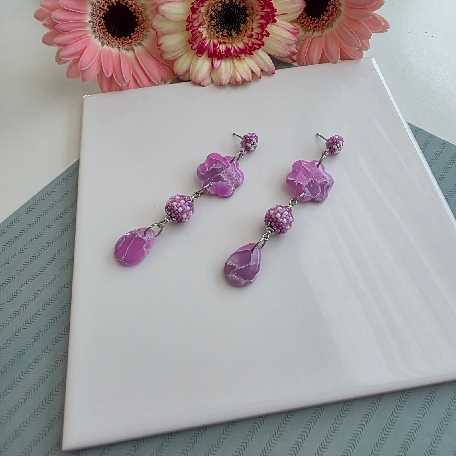 Handgemaakte lila/paarse oorbellen van polymeerklei en kralen | Bloem… - 100857 Handgemaakte lila/paarse oorbellen van polymeerklei en kralen | Bloem met druppel