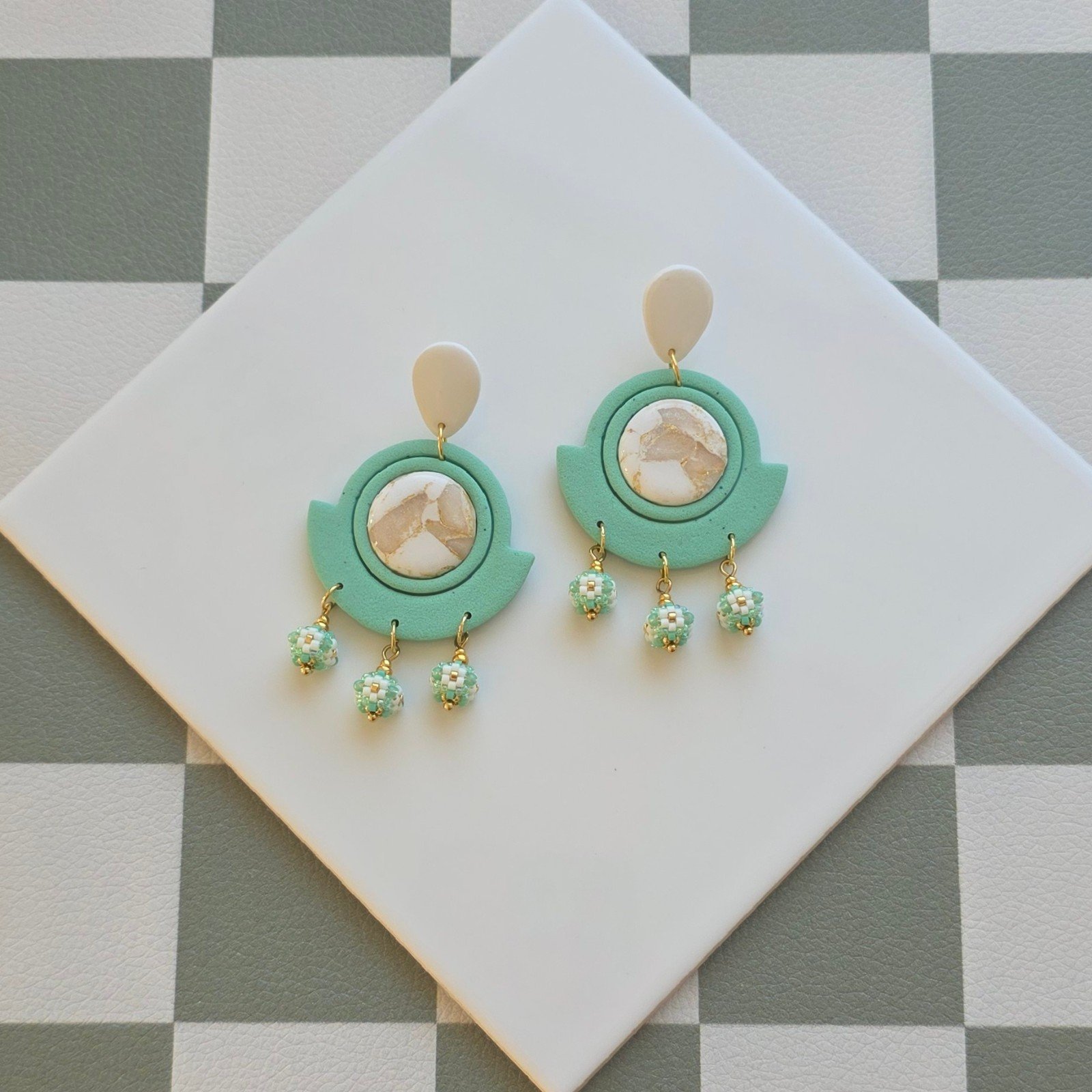 Handgemaakte mint, wit, gouden oorbellen van polymeerklei en kralen |… - 101393 Handgemaakte mint, wit, gouden oorbellen van polymeerklei en kralen | Marmer