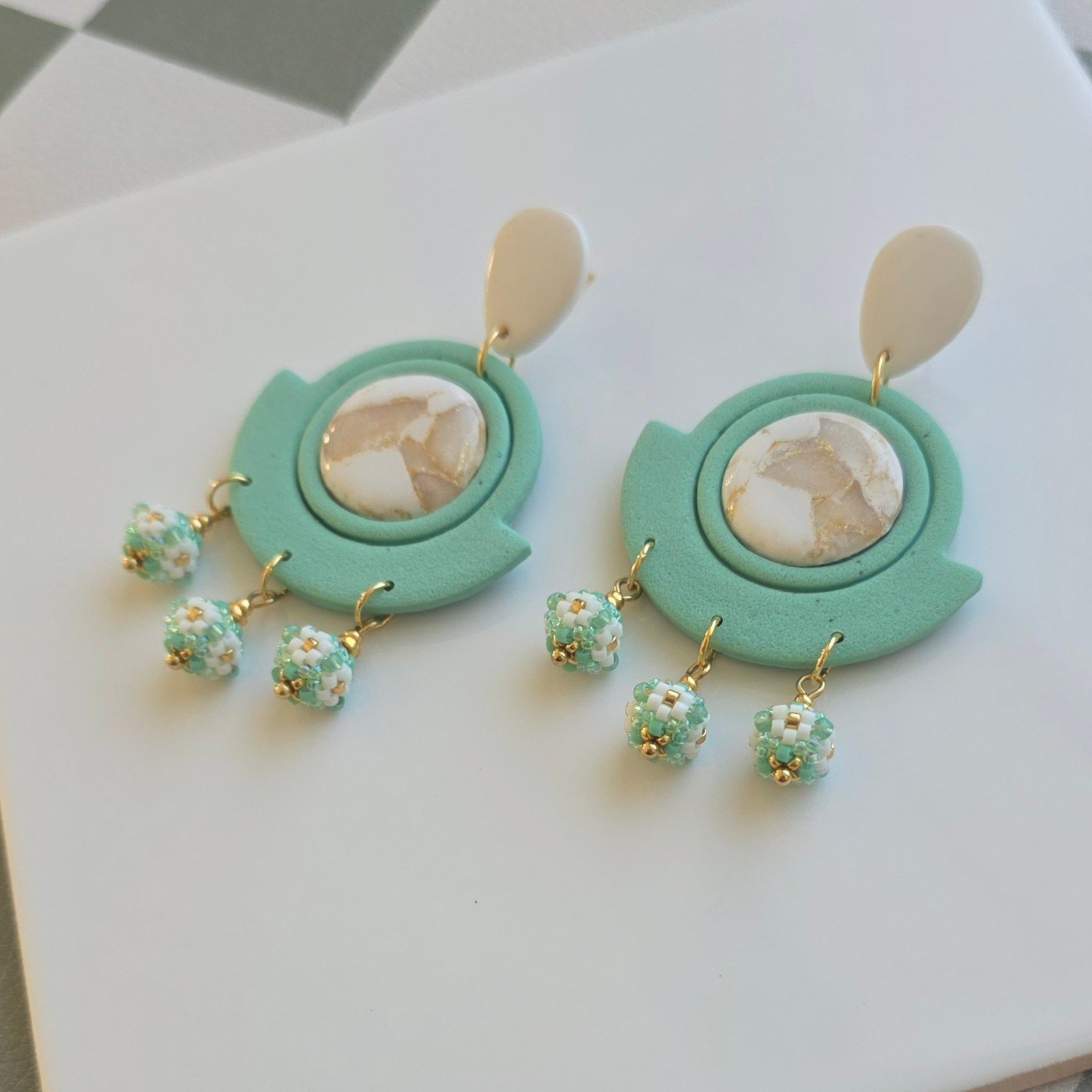 Handgemaakte mint, wit, gouden oorbellen van polymeerklei en kralen |… - 101394 Handgemaakte mint, wit, gouden oorbellen van polymeerklei en kralen | Marmer