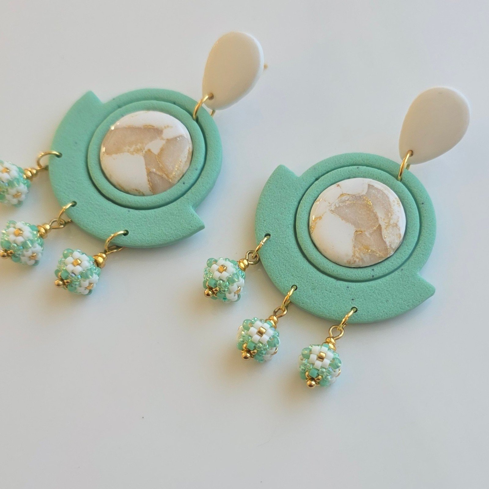 Handgemaakte mint, wit, gouden oorbellen van polymeerklei en kralen |… - 101395 Handgemaakte mint, wit, gouden oorbellen van polymeerklei en kralen | Marmer