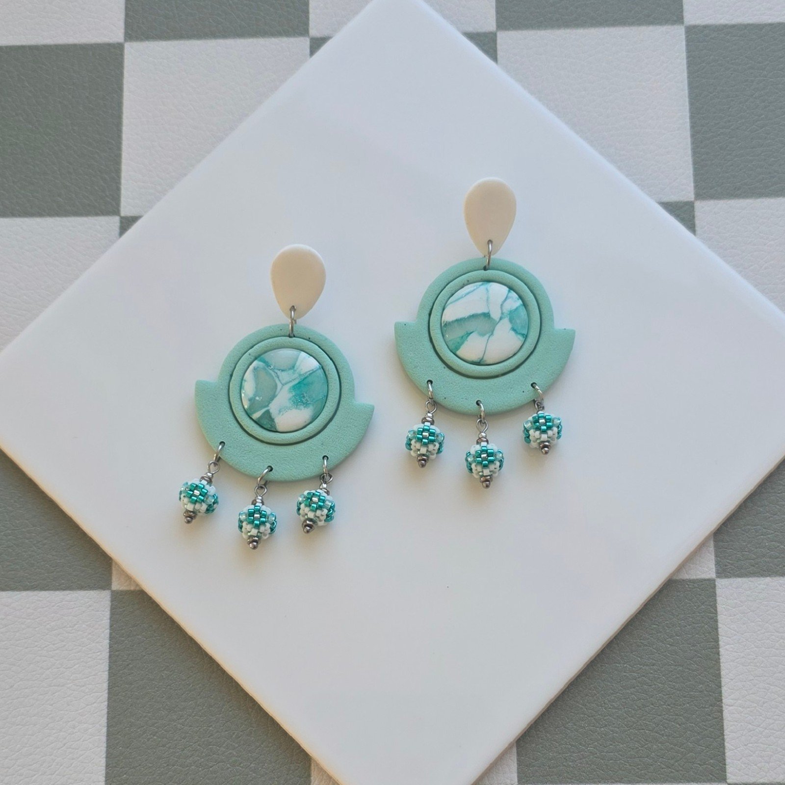 Handgemaakte mint, wit, zilveren oorbellen van polymeerklei en kralen… - 101386 Handgemaakte mint, wit, zilveren oorbellen van polymeerklei en kralen | Marmer