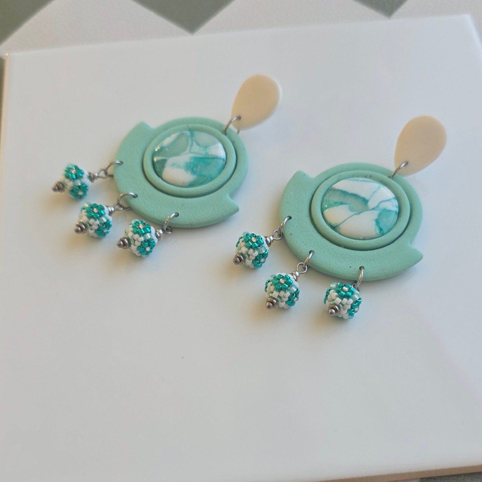 Handgemaakte mint, wit, zilveren oorbellen van polymeerklei en kralen… - 101387 Handgemaakte mint, wit, zilveren oorbellen van polymeerklei en kralen | Marmer
