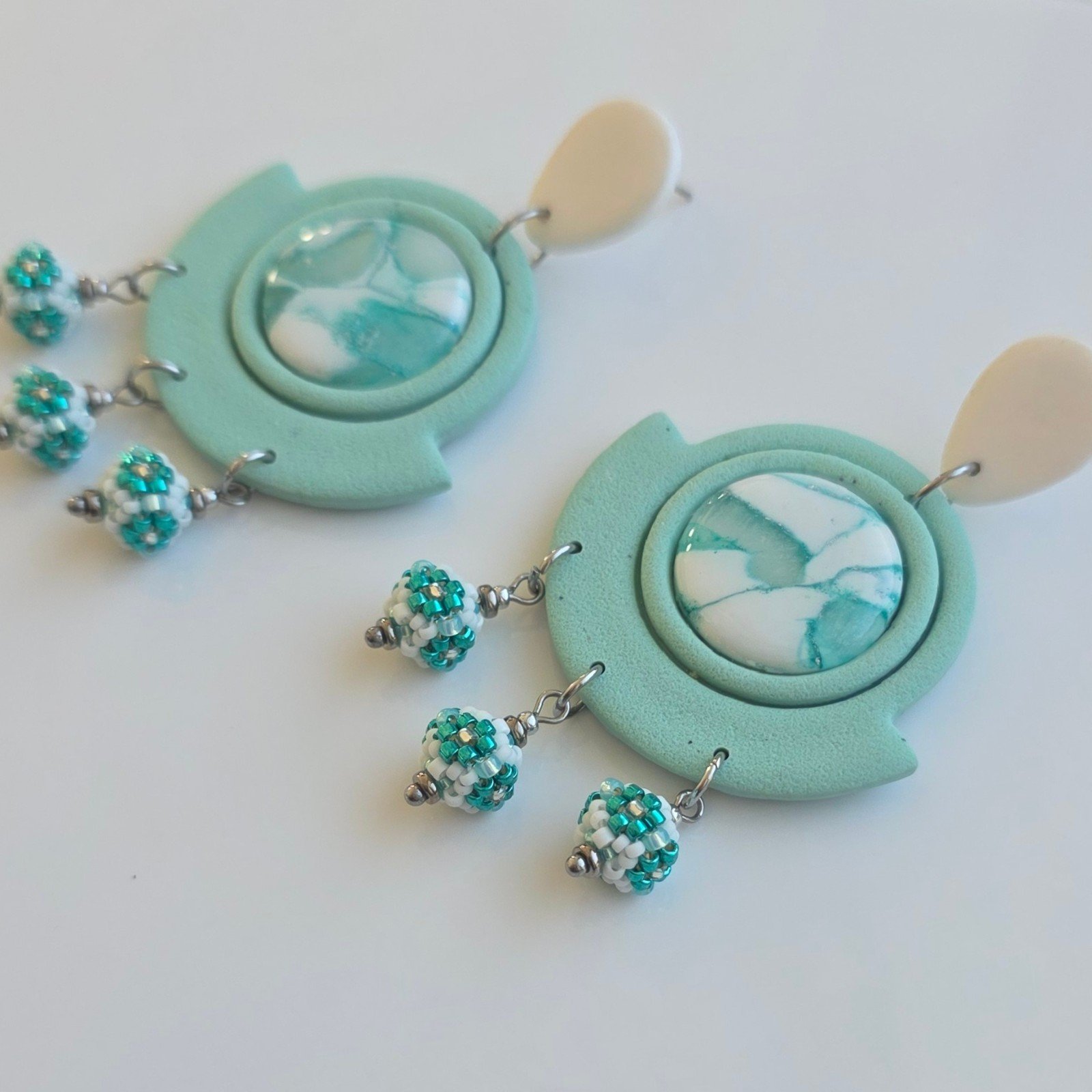 Handgemaakte mint, wit, zilveren oorbellen van polymeerklei en kralen… - 101388 Handgemaakte mint, wit, zilveren oorbellen van polymeerklei en kralen | Marmer