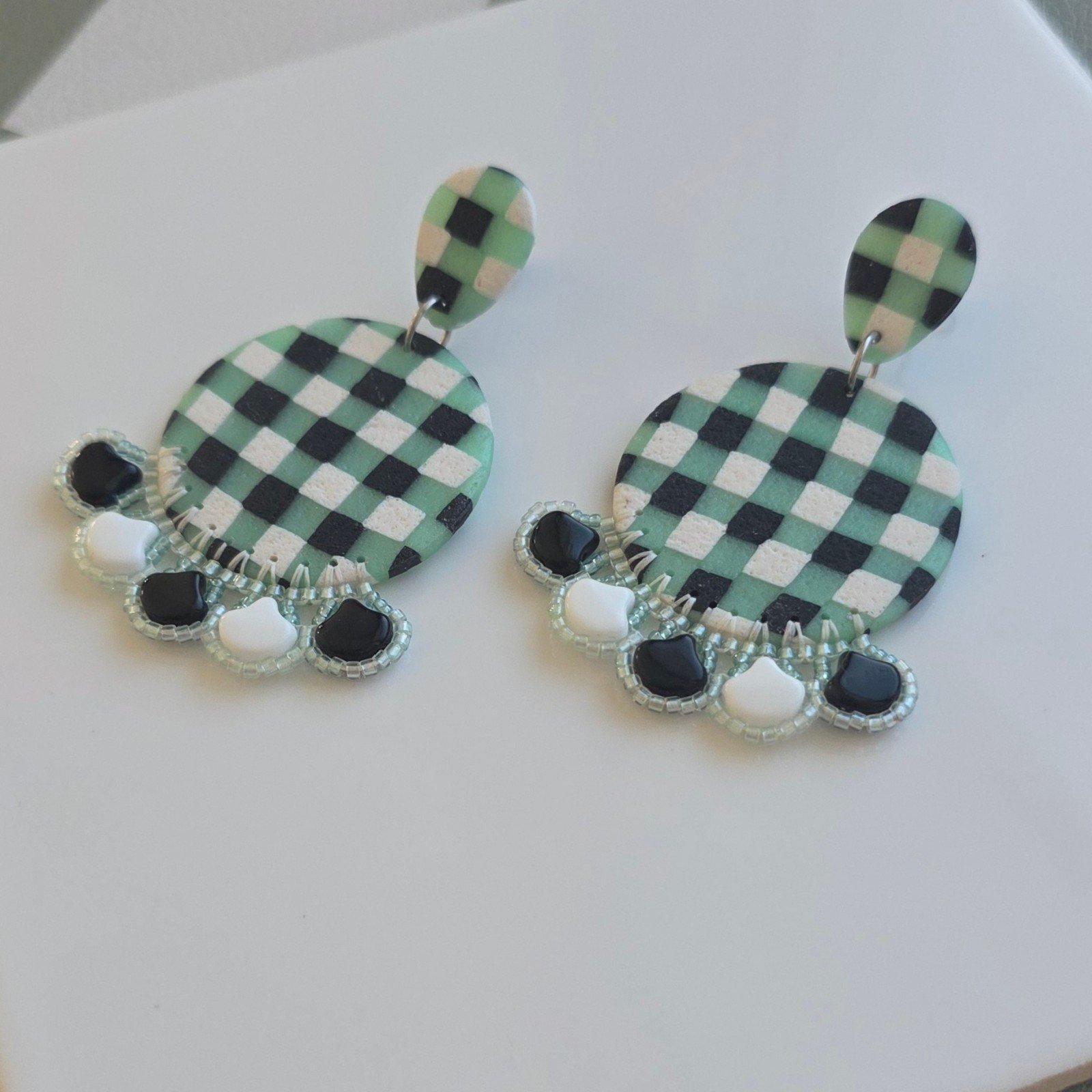 Handgemaakte mint, zwart, witte oorbellen van polymeerklei en kralen … - 101439 Handgemaakte mint, zwart, witte oorbellen van polymeerklei en kralen | Ronde retro hanger